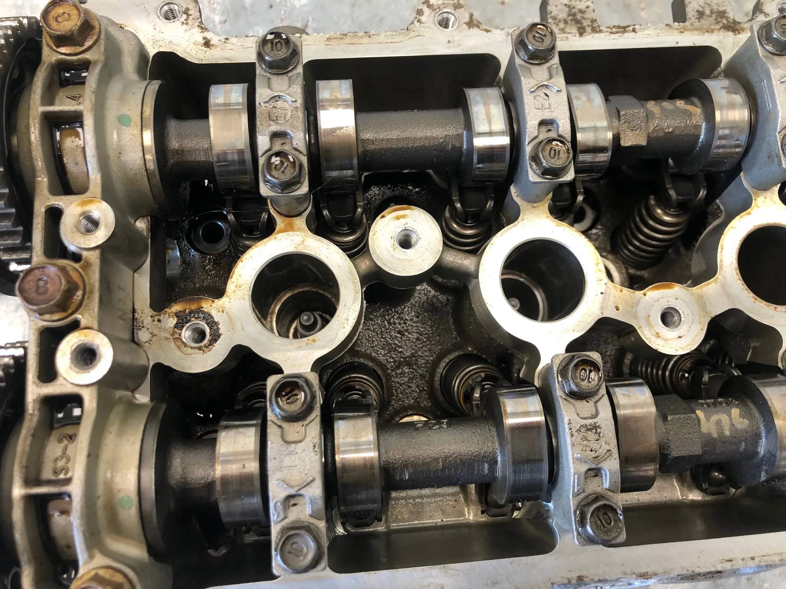 hlava vačky 1.2 G4LA KIA RIO IV