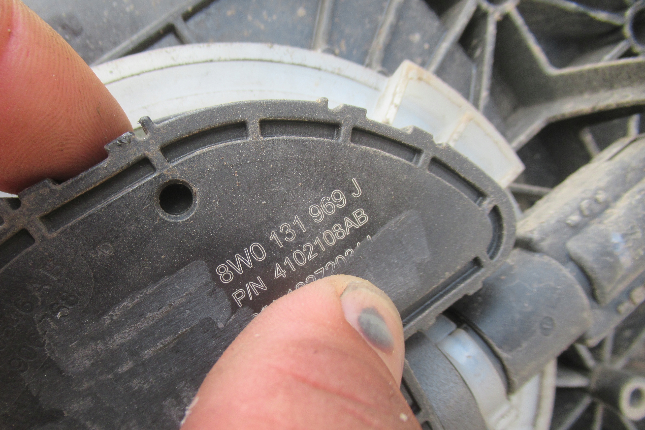 Audi A4 B9 Behälter ADBLUE 8W0131878