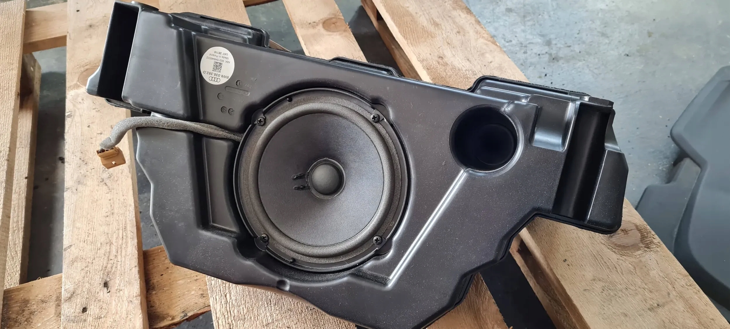 A4 B9 8W speaker BASOWY SOOBOWER boot KOMBI 8W9035382D