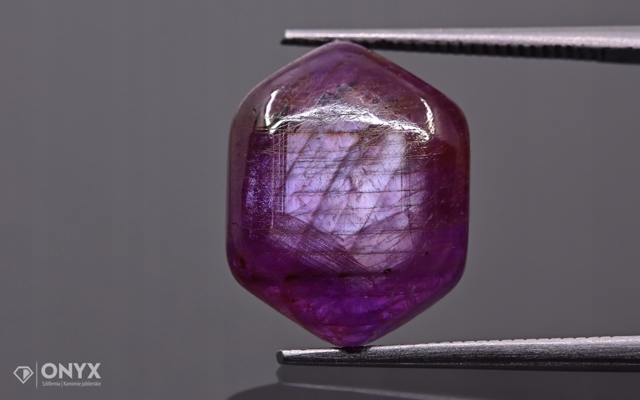 Rubín konvexní nepravidelná deska 15,5x12 mm