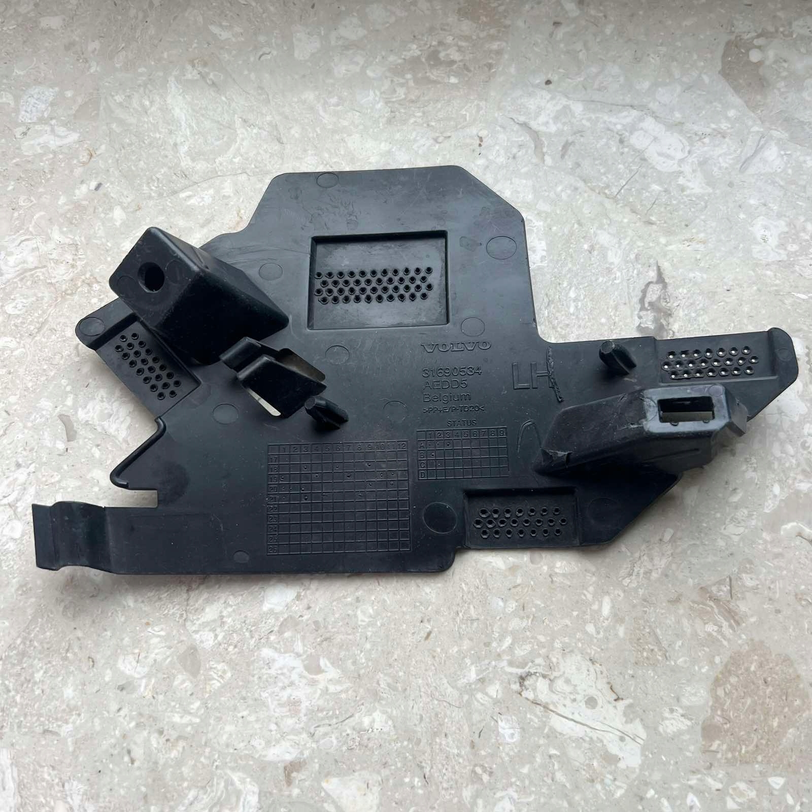 VOLVO V60 II 2018- support holder of a bumper left front 31690534