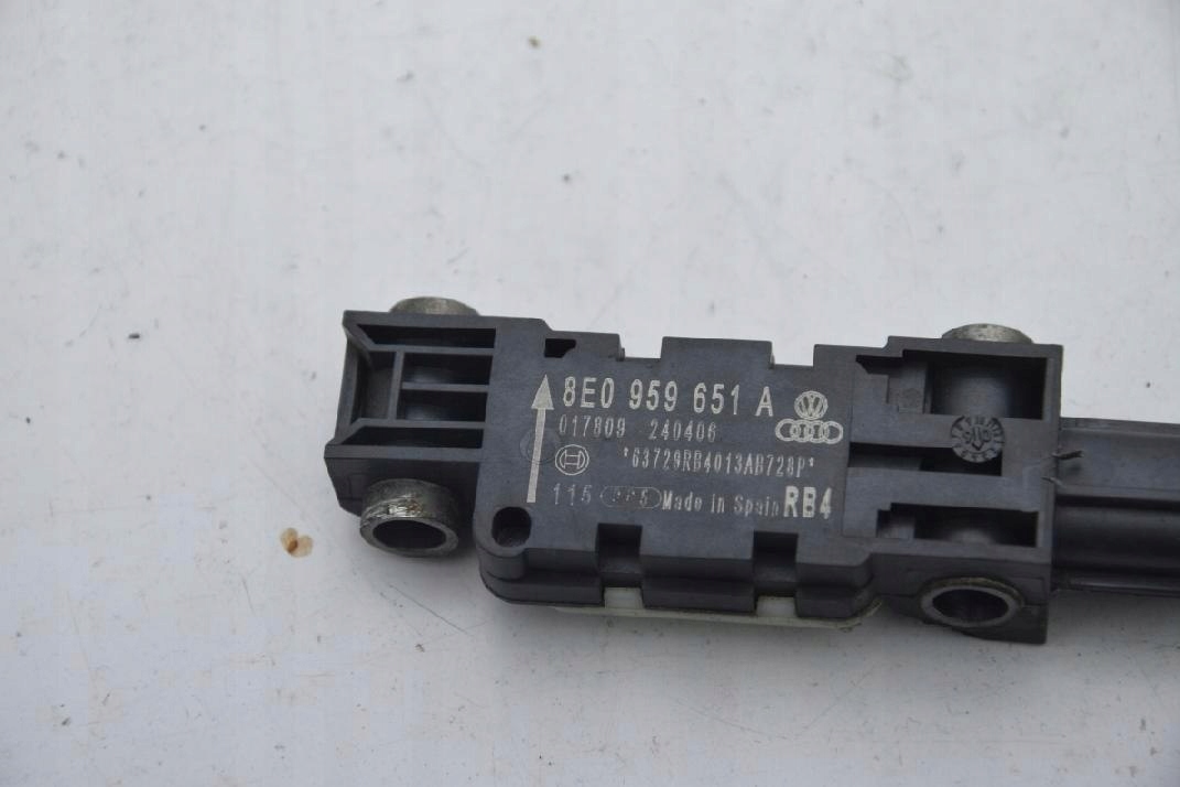 CZUJNIK SENSOR UDERZENIA AUDI 8E0959651A 69351 Typ samochodu Samochody osobowe
