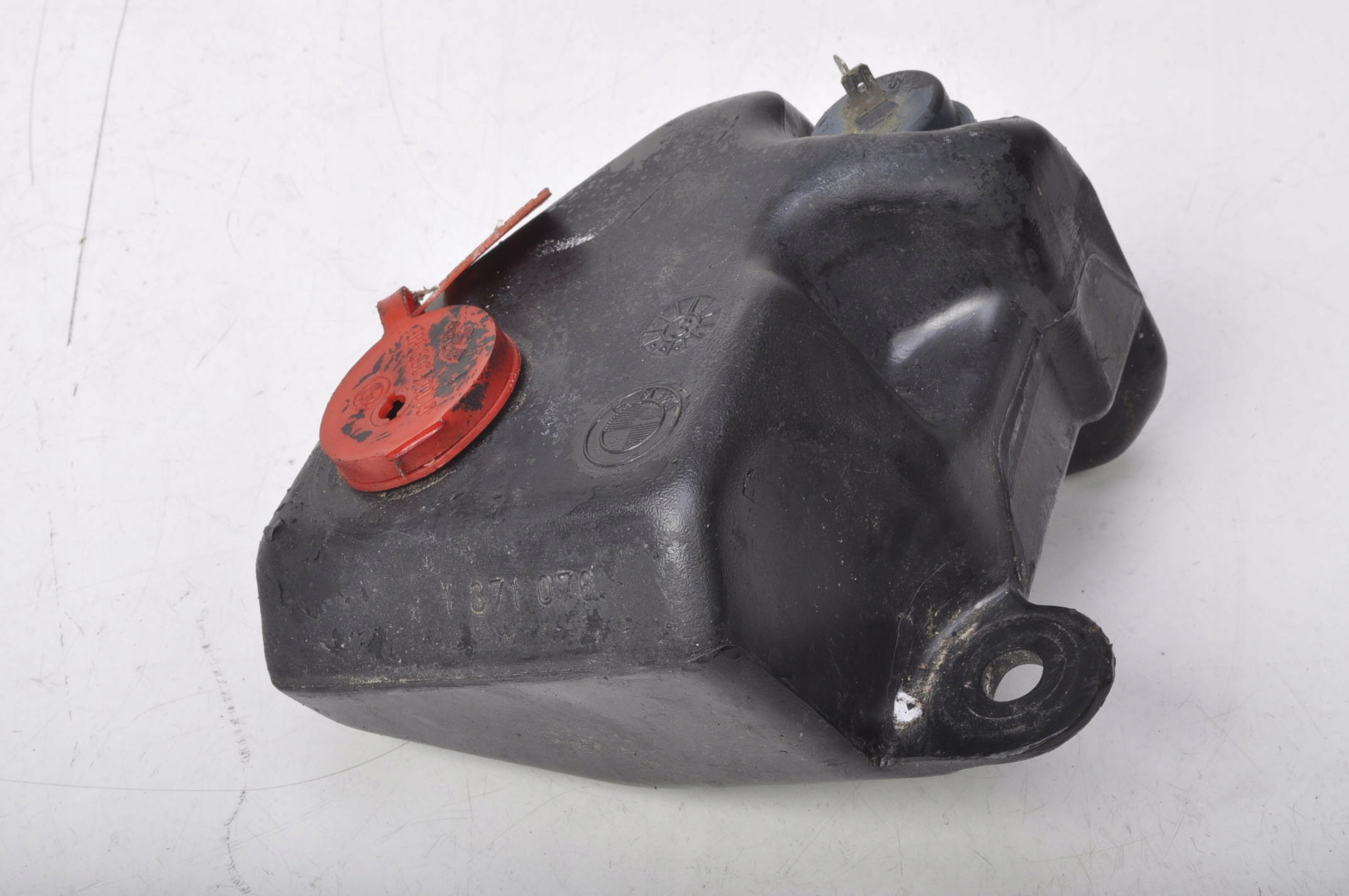 BMW E24 3.5 бачок омивача 1371076