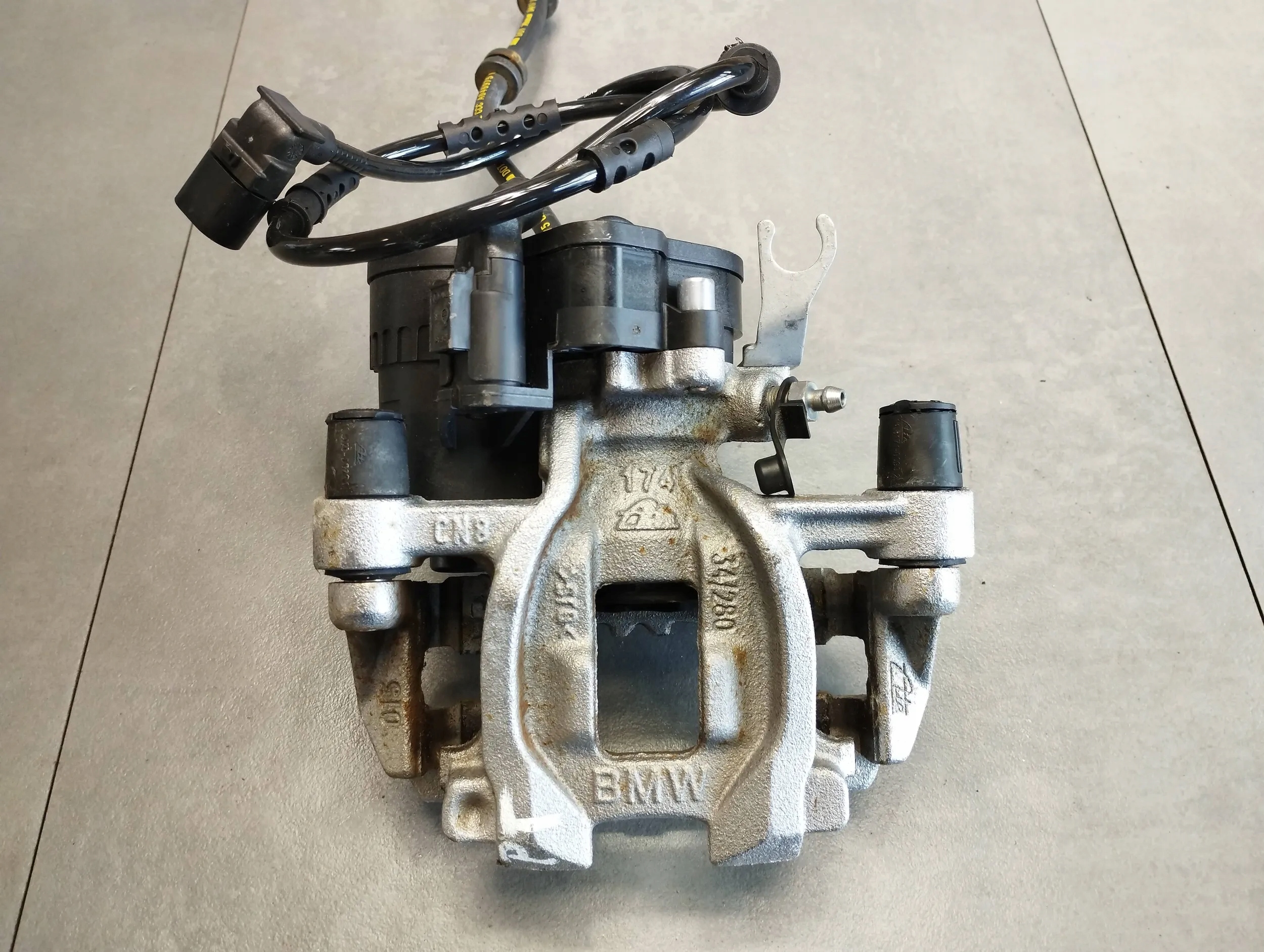BMW X1 F48 caliper right rear part 6880380