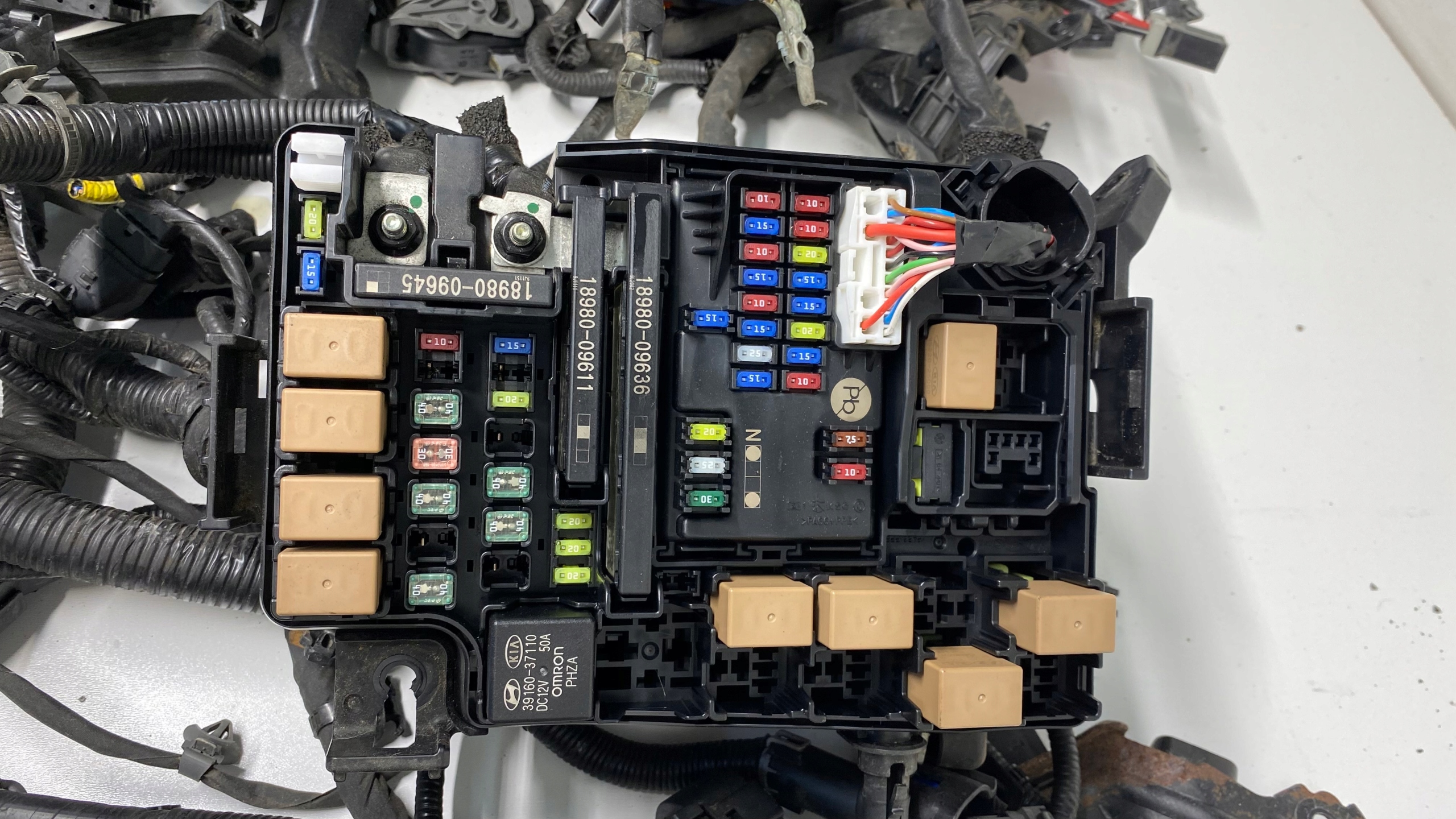 KIA CEED III 1.6 CERI D4FE PUSZKA BBUDOWA BEZPIECZNIKÓW INSTALACJA 17-24 Producent części Kia OE