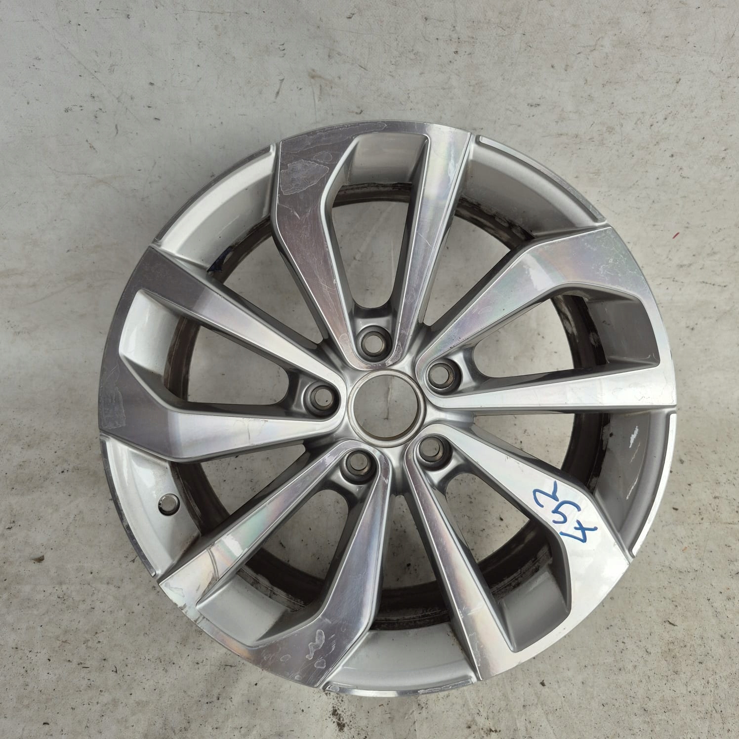 VW 2GA601025AC 7.0JX17H2 ET45 17" disk hliníkový