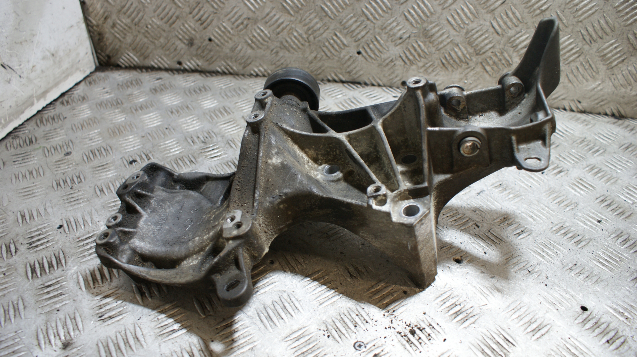 Support Support plaque Alternateur RENAULT LAGUNA 2 1.6 1.6v 8200169566