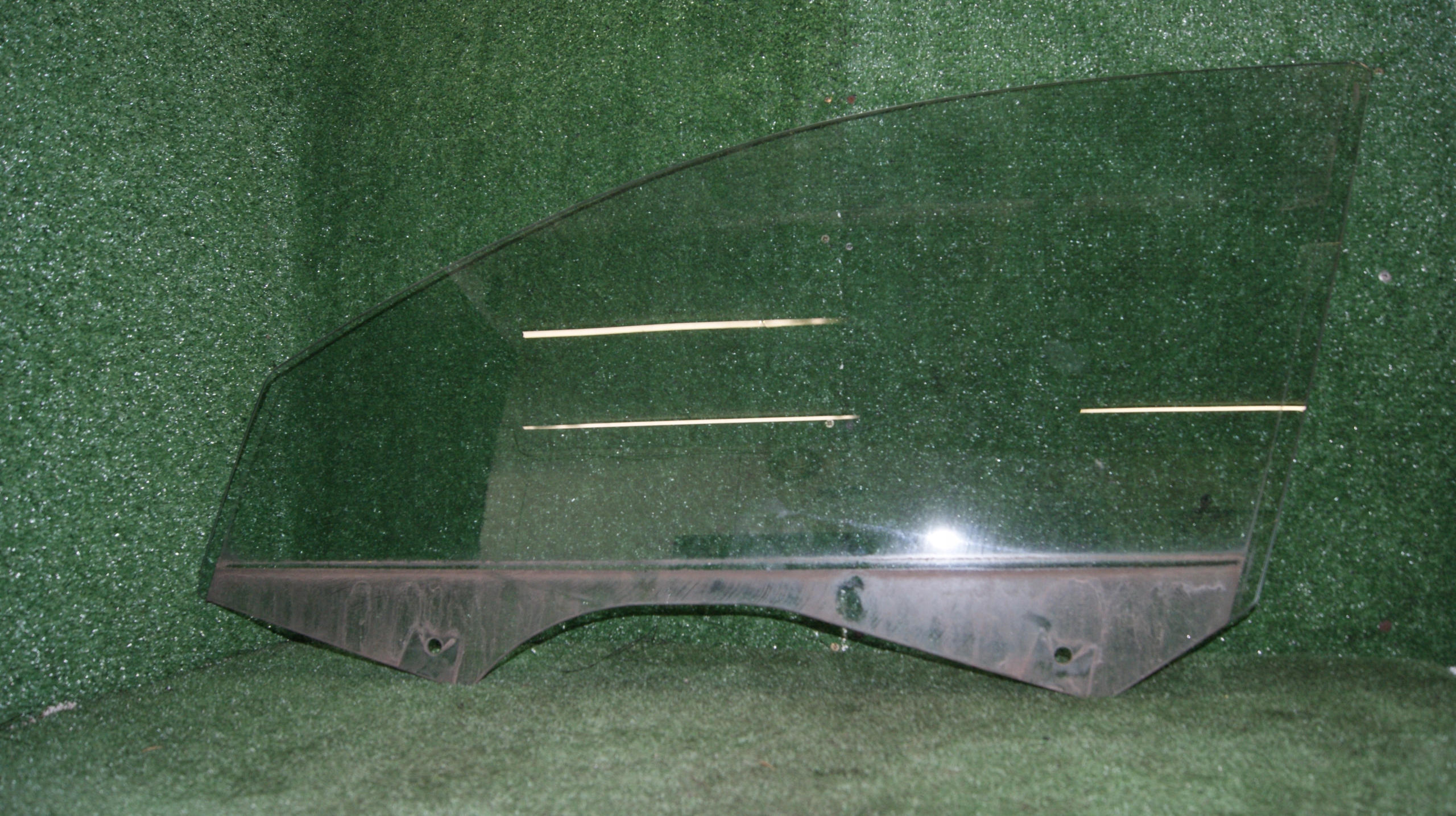 window side left front door SKODA SUPERB 2 3T1867011