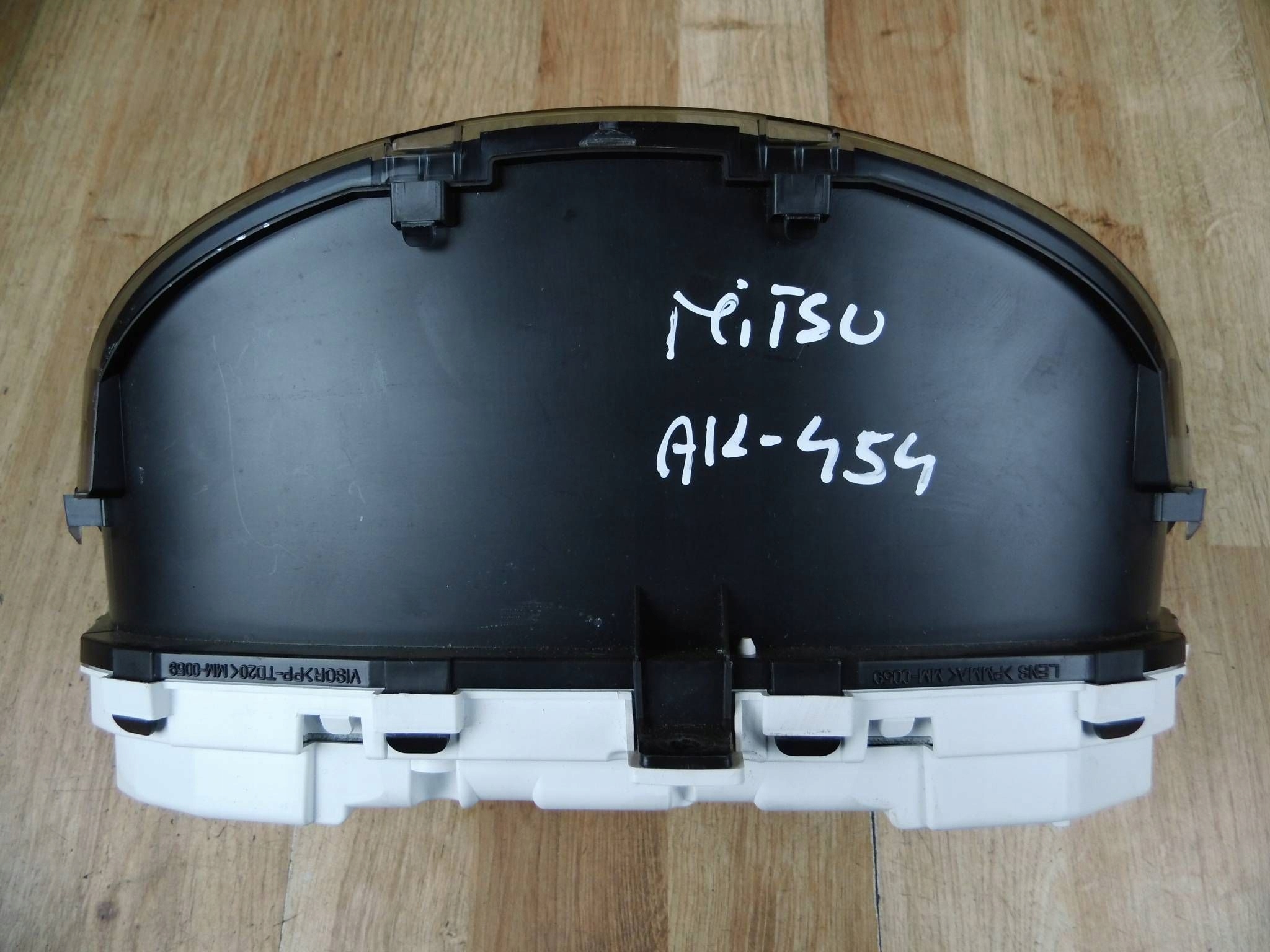 Mitsubishi Outlander III 2.4 PHEV dials 8100C839