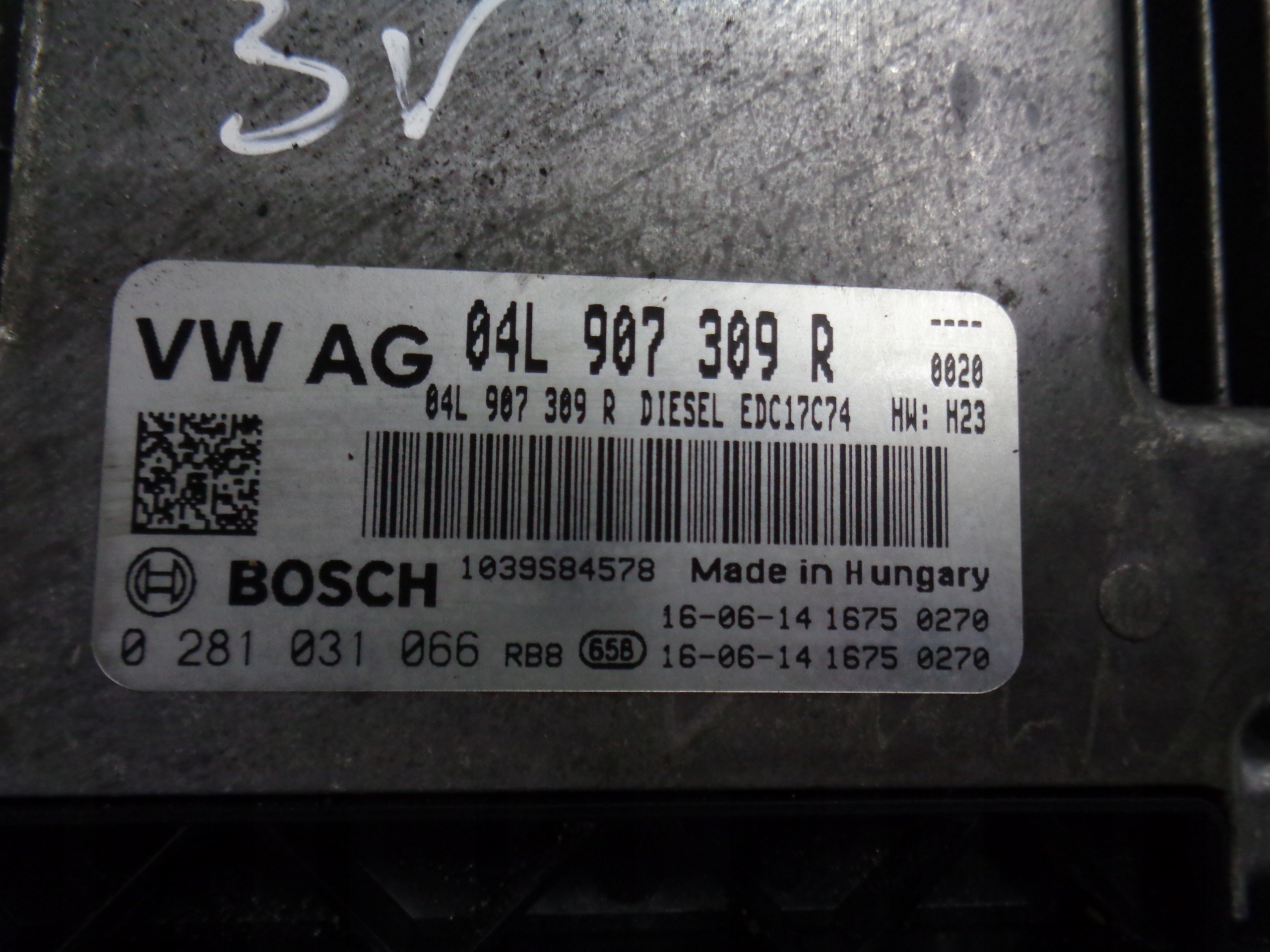 VW PASSAT B8 2.0 TDI computer control unit of the engine