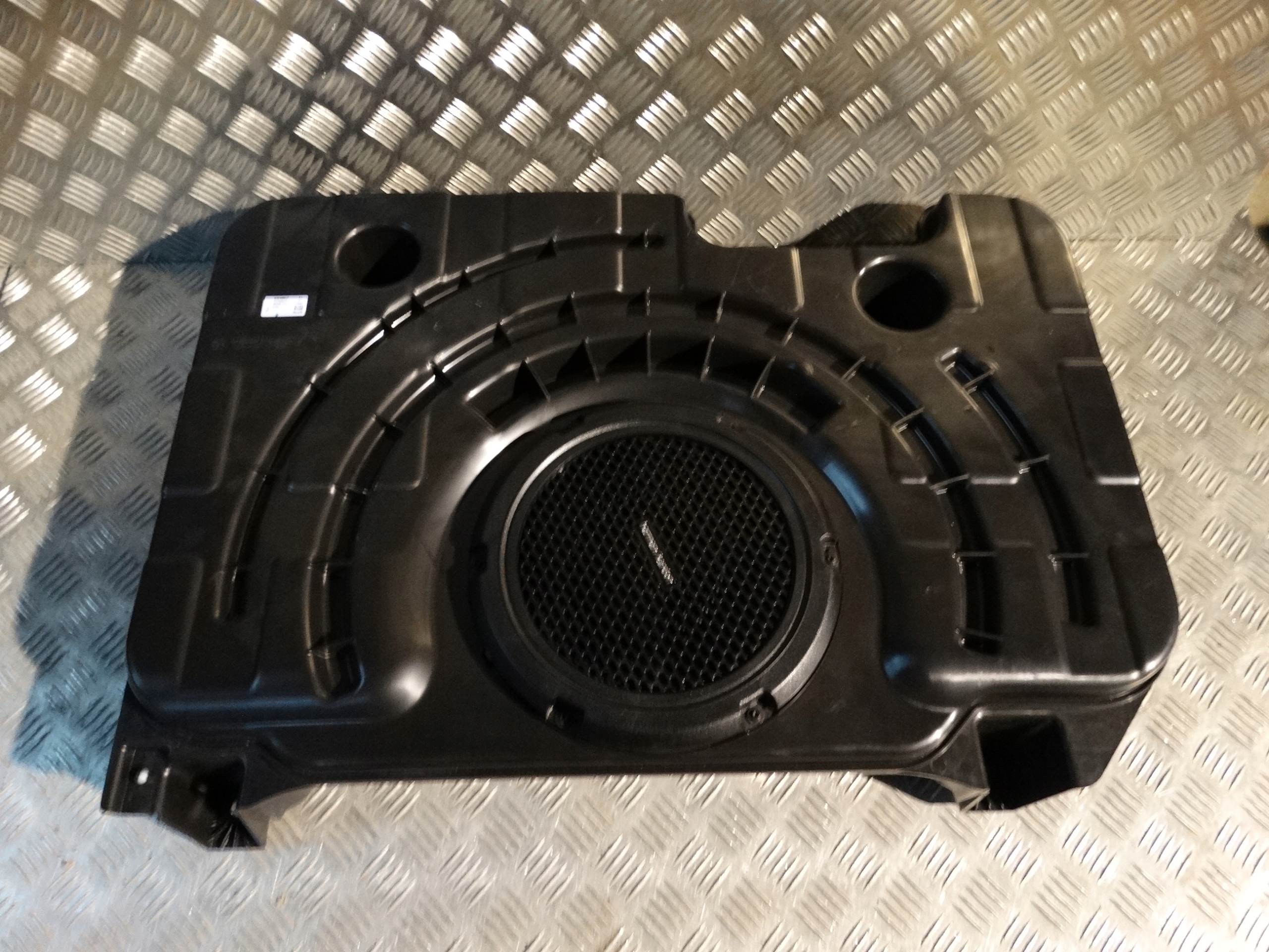 IDEALNY SUBWOOFER HARMAN KARDON MASERATI LEVANTE 1