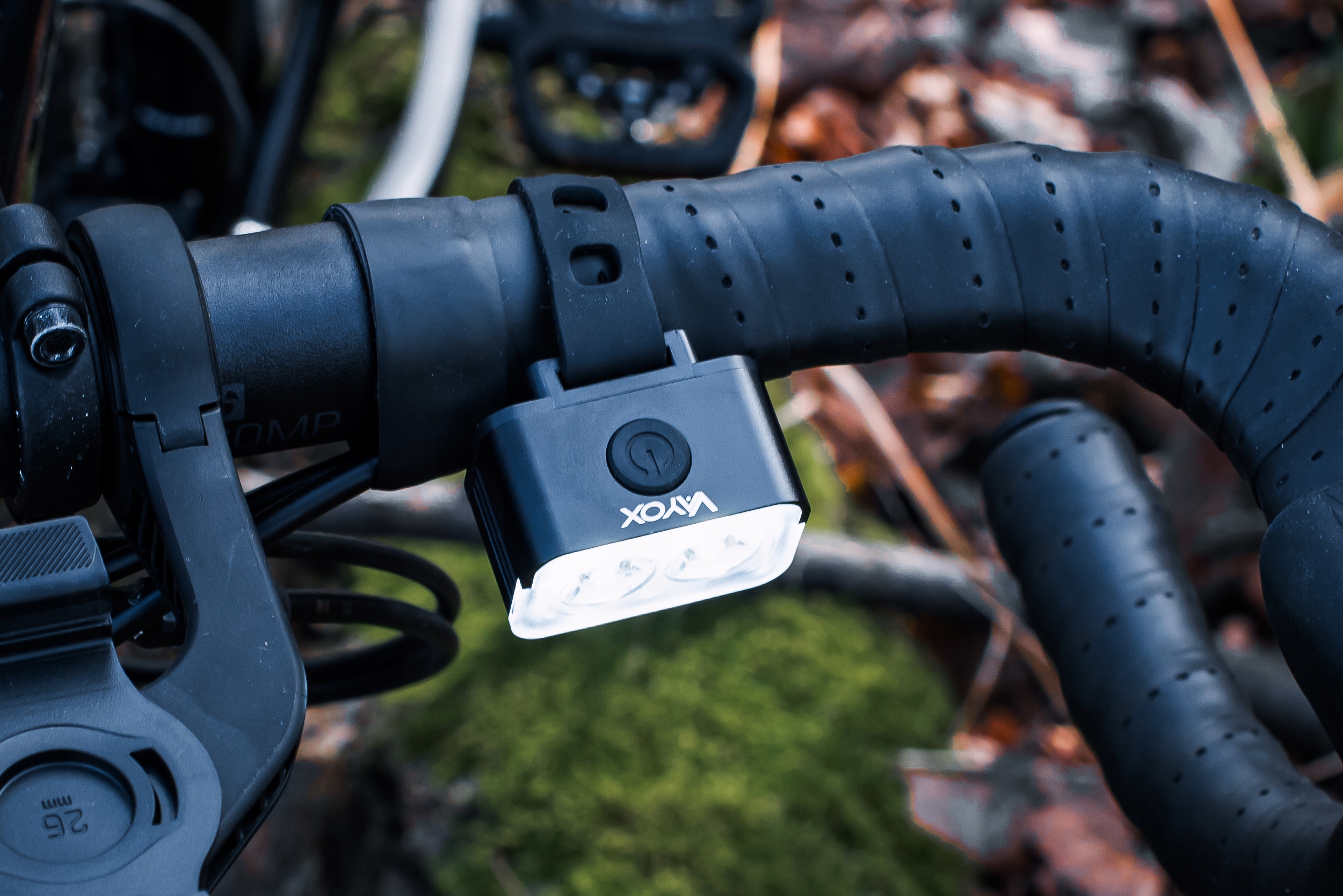 LAMPKA ROWEROWA PRZÓD NA KIEROWNICE ŚWIATŁO LED OŚWIETLENIE ROWER USB VAYOX Kolor dominujący czarny