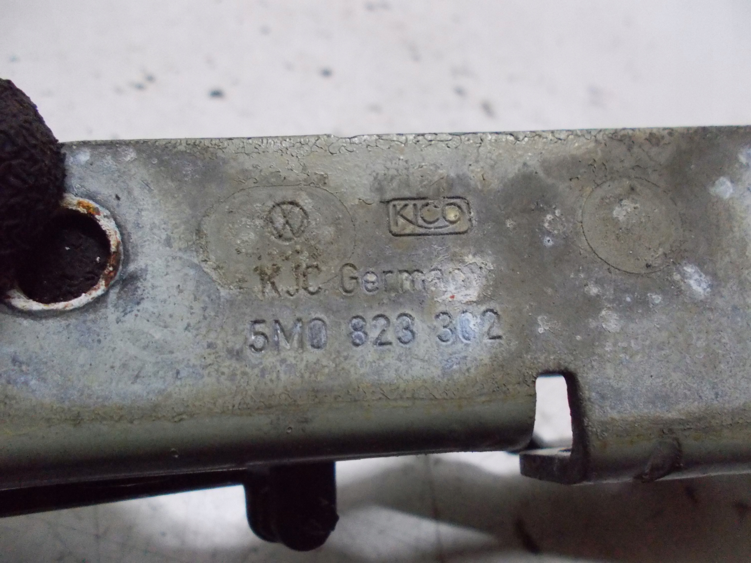 VW GOLF VI plus 1.6 TDI 09R bonnet hinges left right KOMPLET