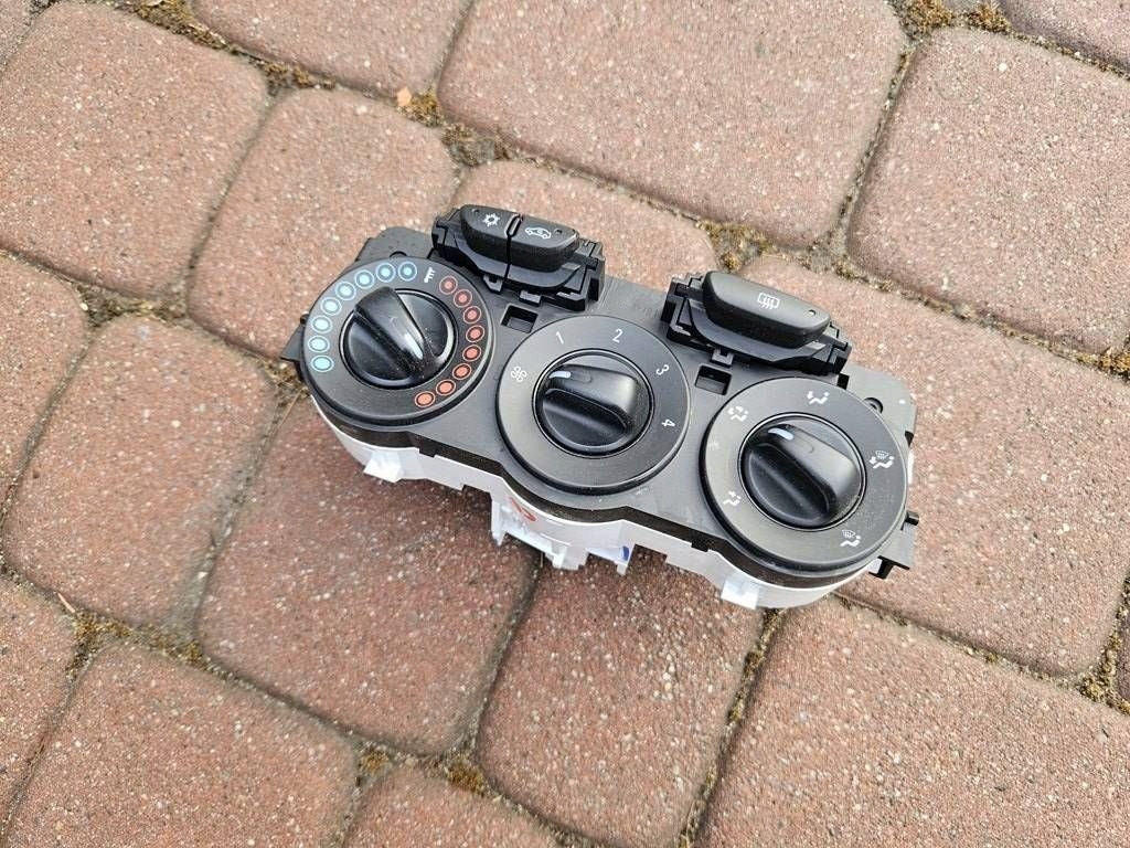 Panel rešetka ventilacije klimatizacije nadmuchu Opel Corsa E