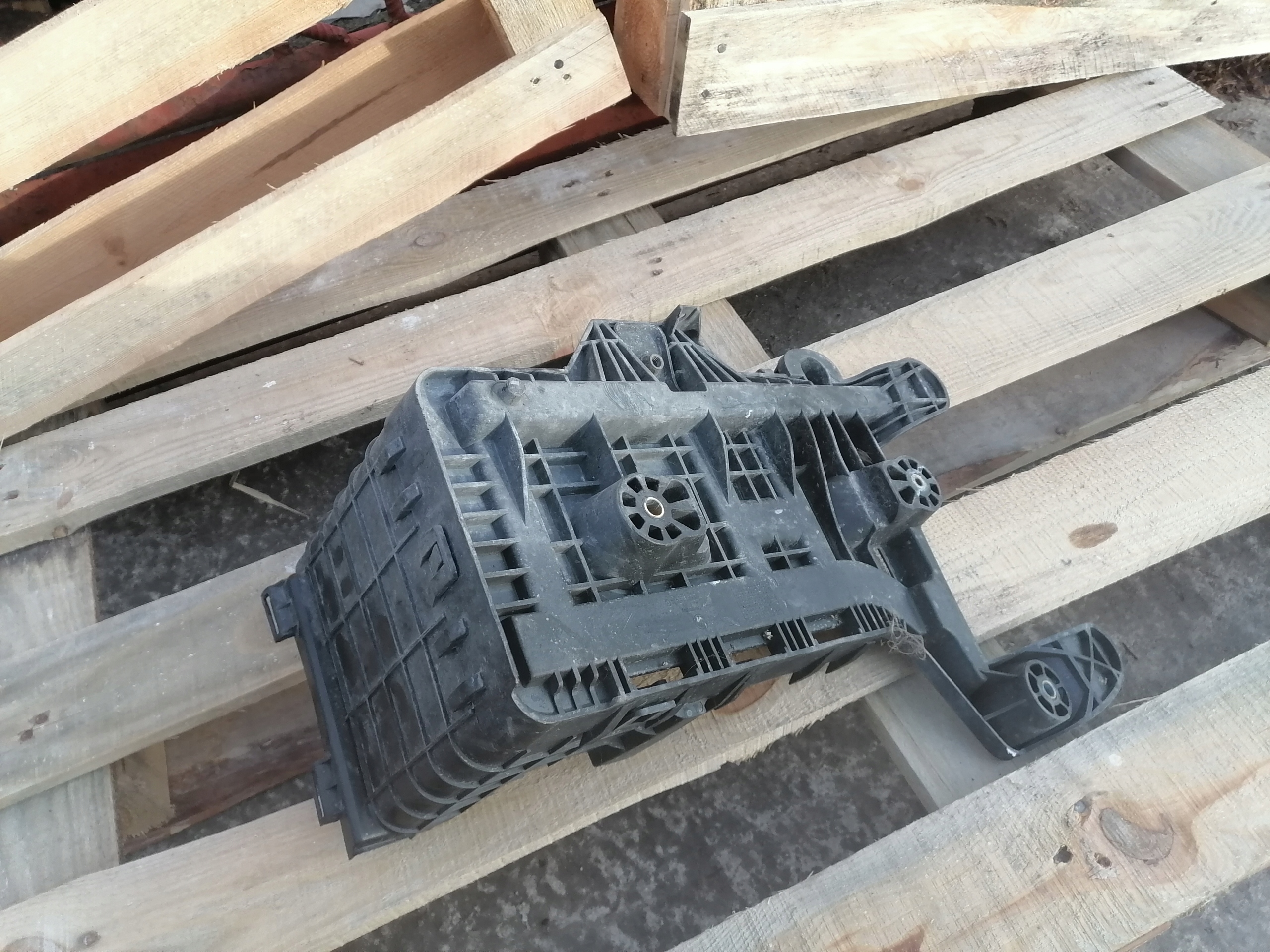 Grundlage AKUMULATORA VW JETTA V 1.6 1K0915333C