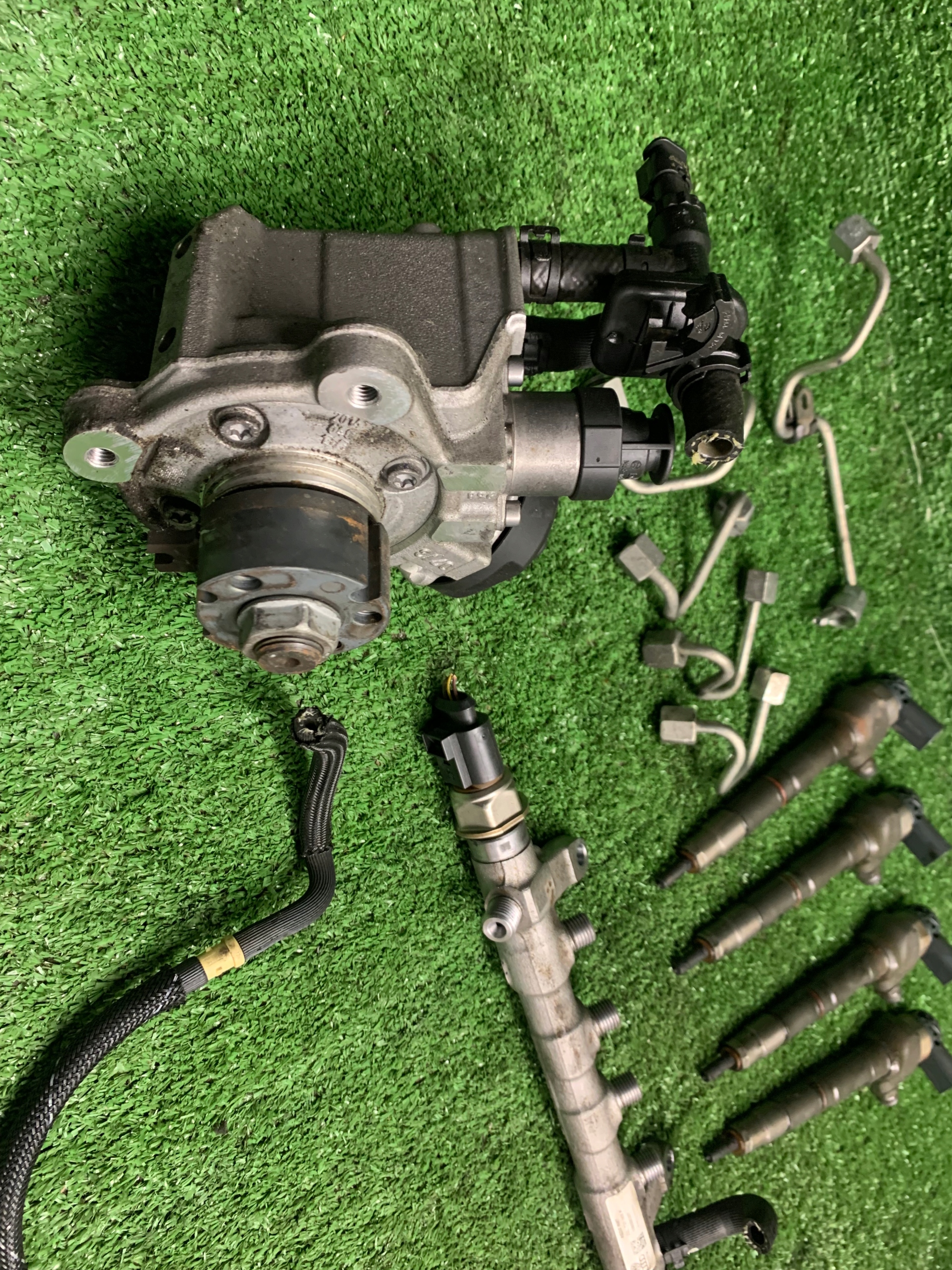 AUDI A4 A5 2.0 TDI CGL trysky pumpa POMPOWTRYSKOWA 03L130755D 03L130277J