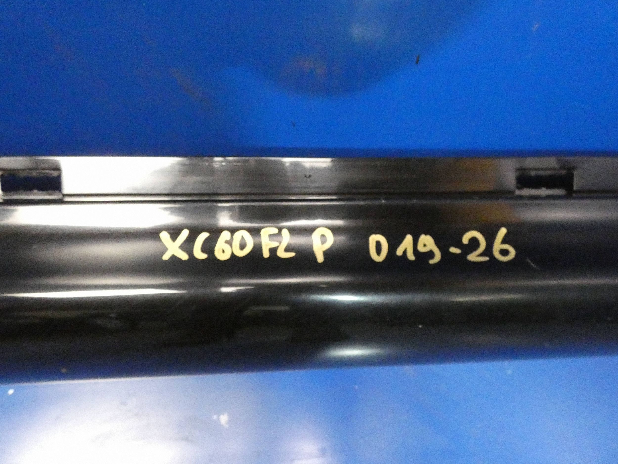 VOLVO XC60 and LIFT moulding threshold cap right