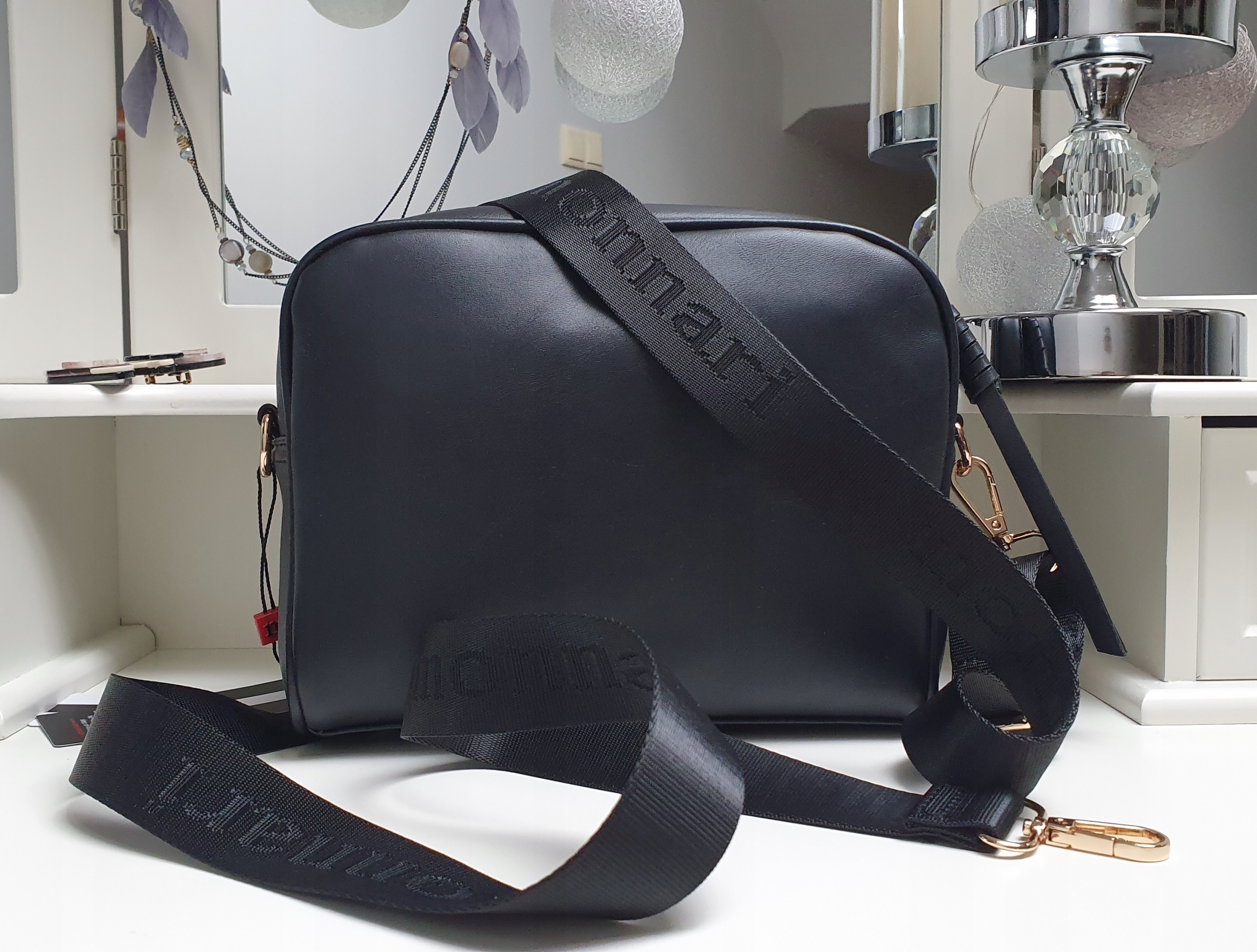 TOREBKA NA RAMIĘ LISTONOSZKA MONNARI PASEK LOGO Kolor czarny