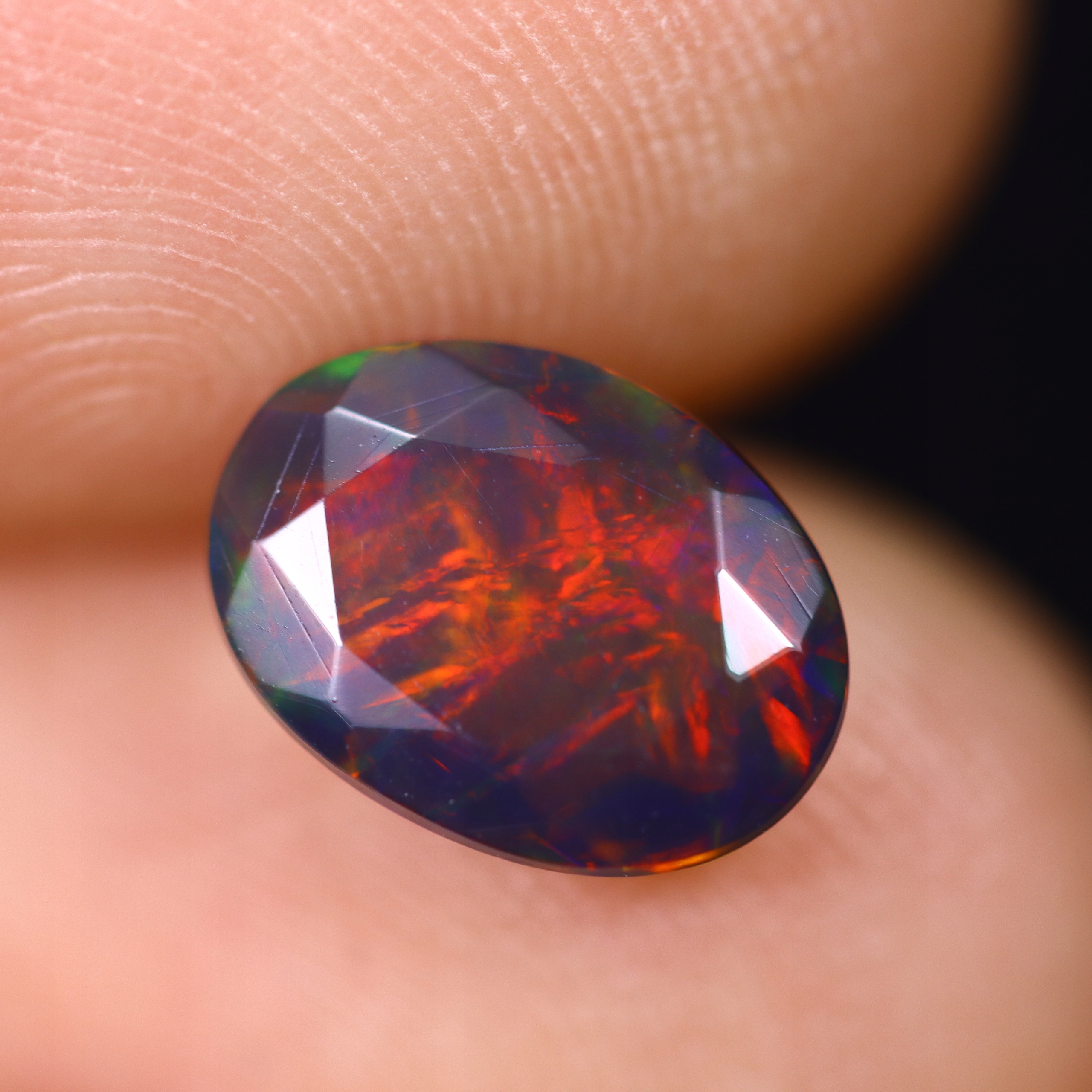 Přírodní opál černý 1.01 ct Ovál Etiopie certifikát Wbd