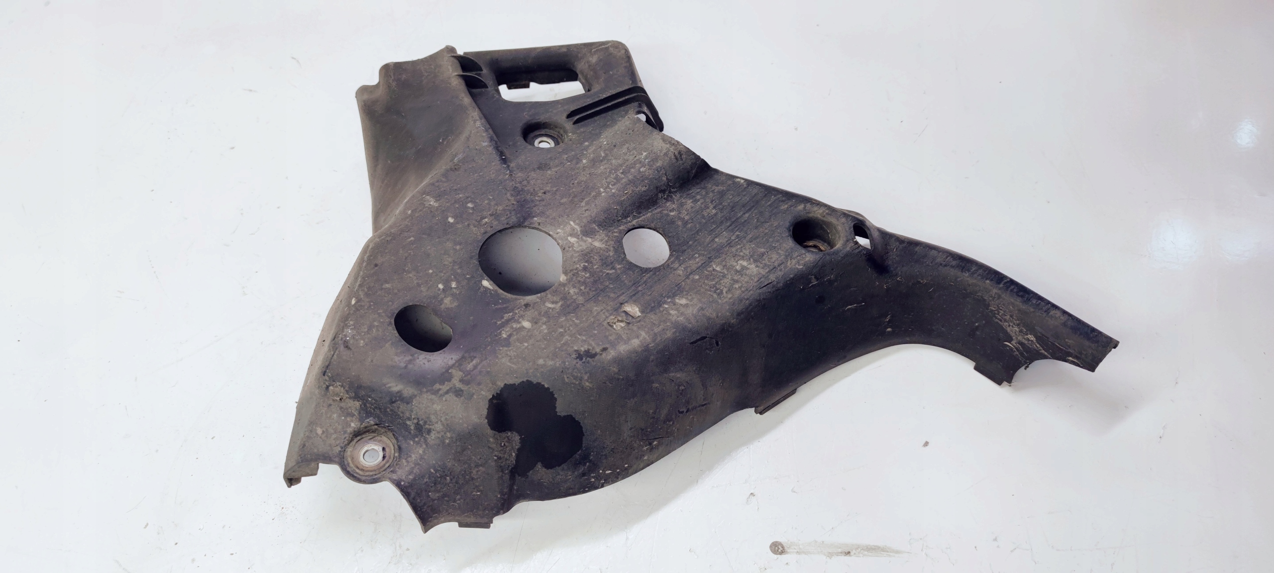 Blende Abdeckung des Querlenkers links heck AUDI A6 C6 4F0505415C