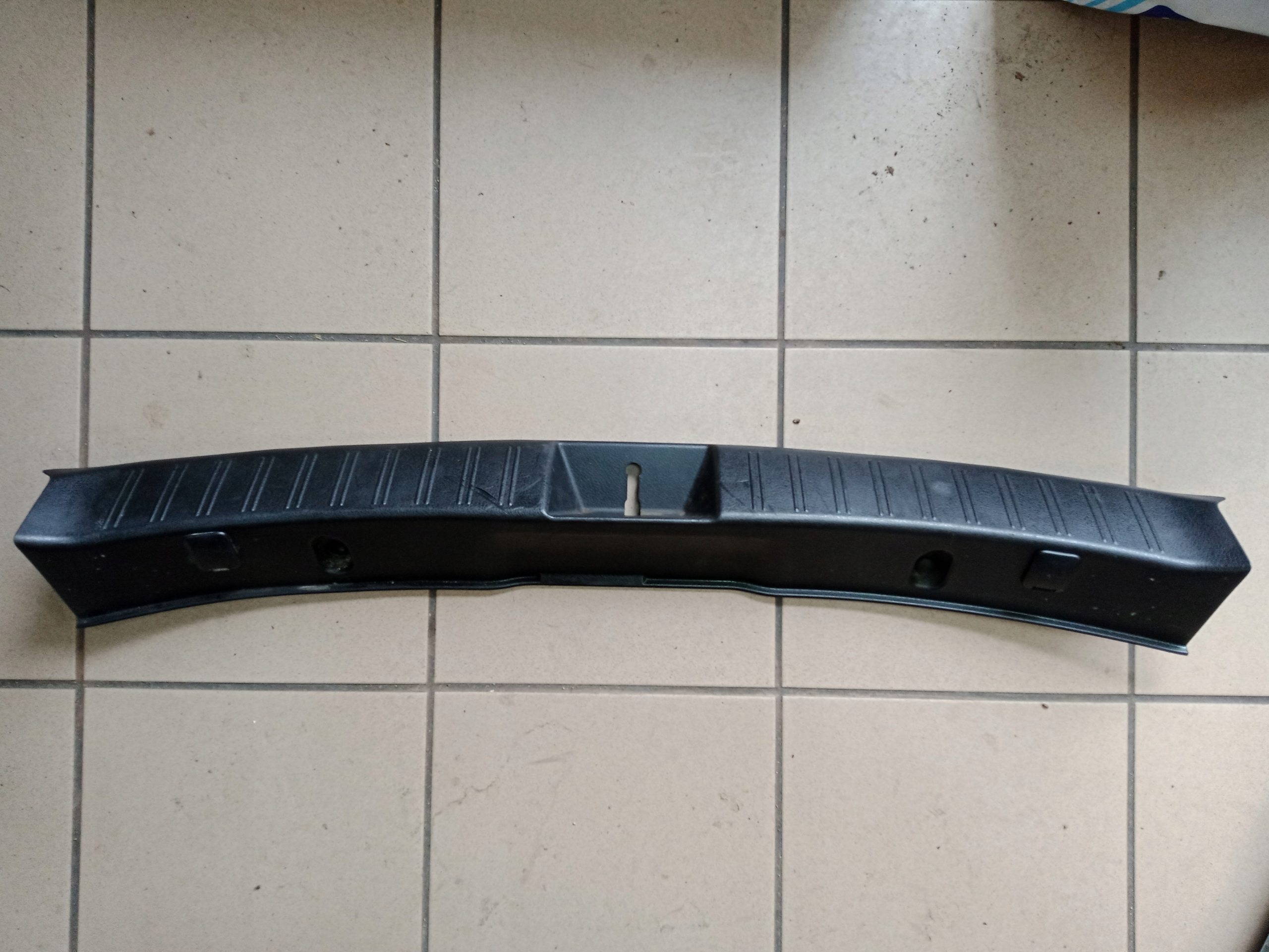 SUBARU IMPREZA WRX STI OSŁONA PASA TYLNEGO - CAŁA