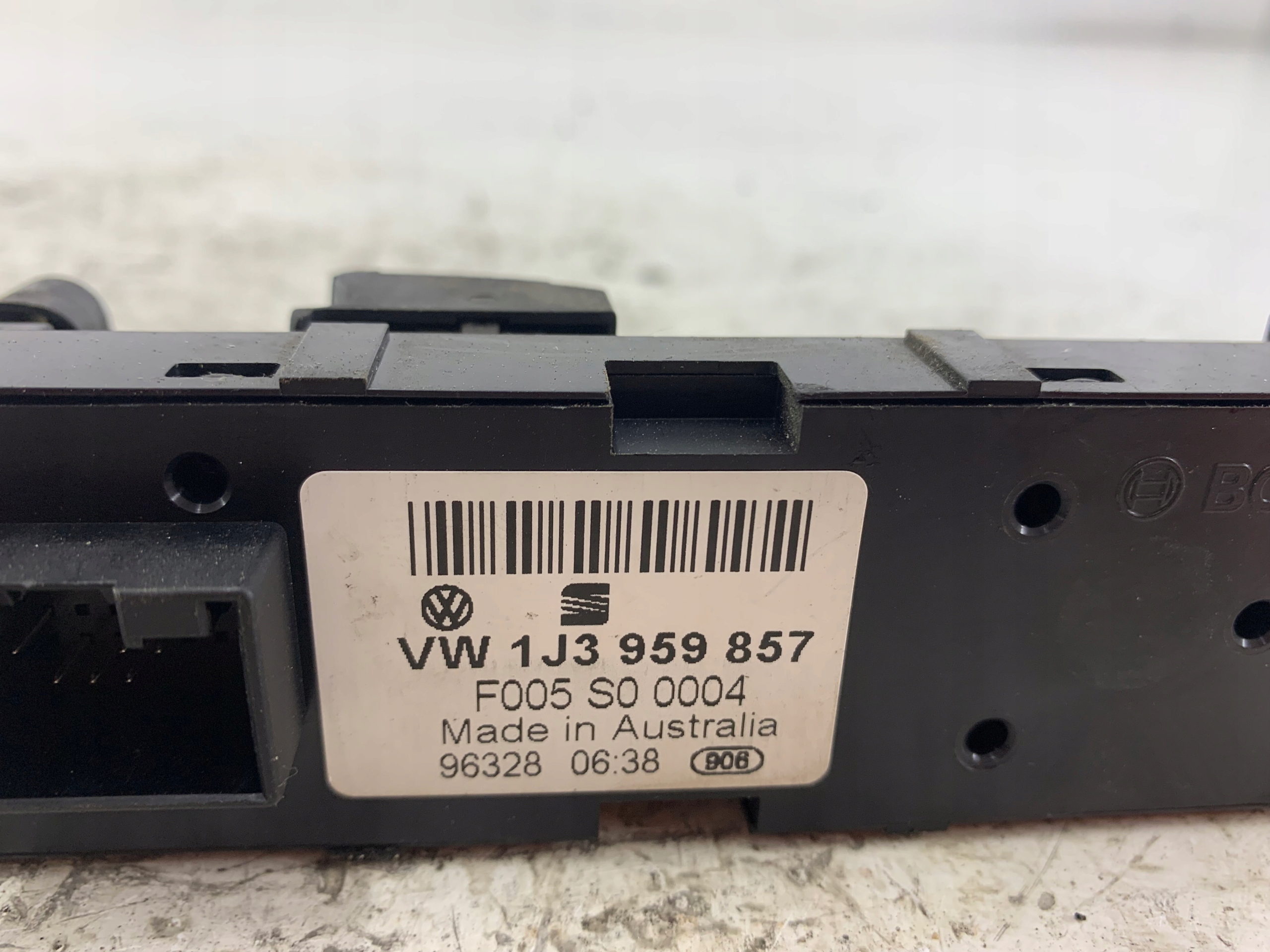 SKODA FABIA a VW GOLF IV PANEL okna levý předek 1J3959857