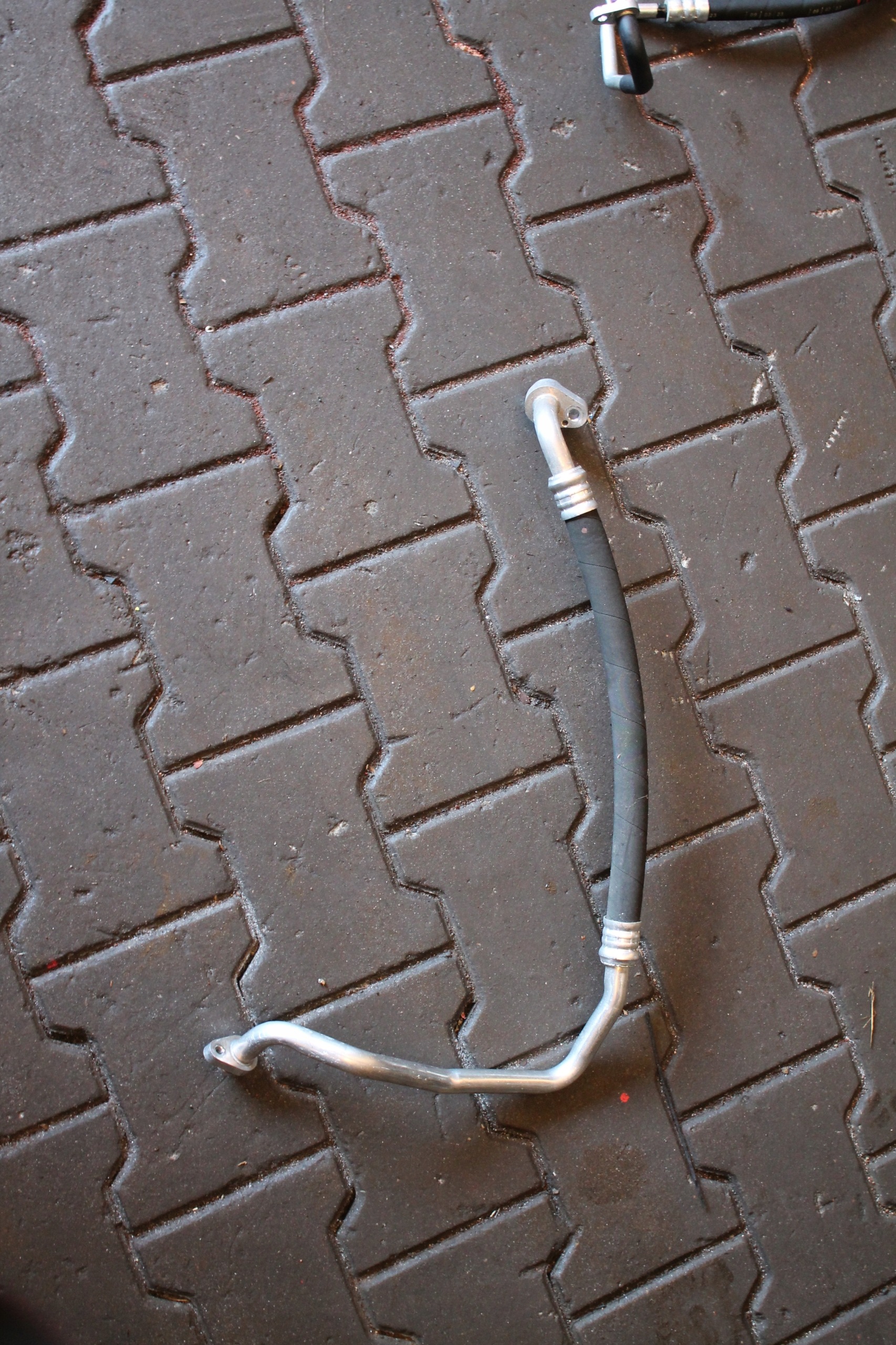 trubka hadice klimatizaci VW T6.1 7LA816744B