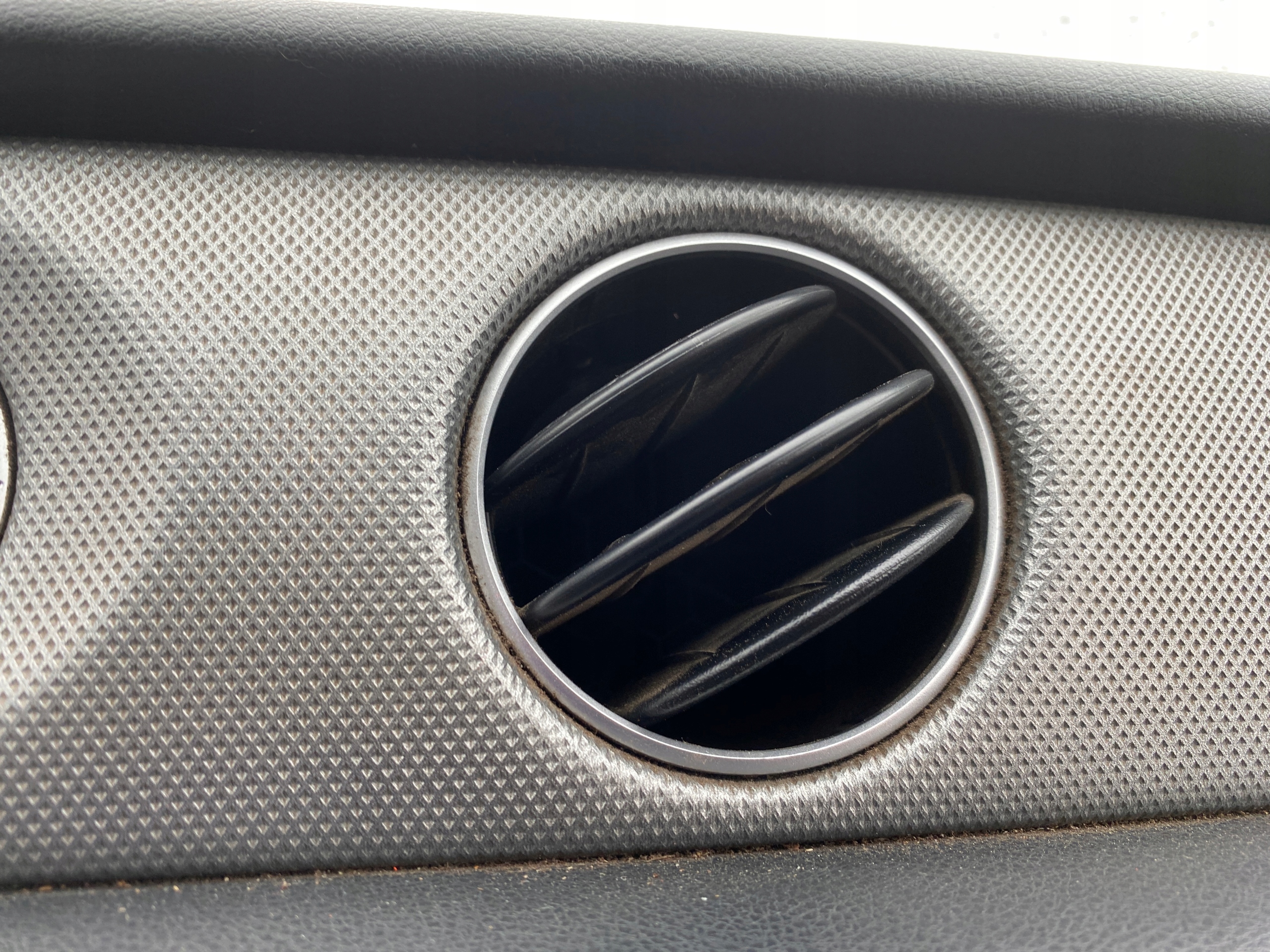 grid air conditioning devices air right left central Mitsubishi Outlander 1 and 03-06