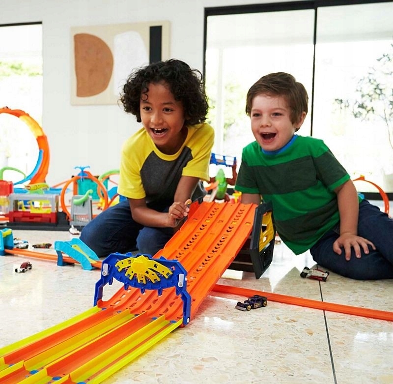 HOT WHEELS ZESTAW KASKADERSKA GIGAPĘTLA + autko Materiał karton plastik