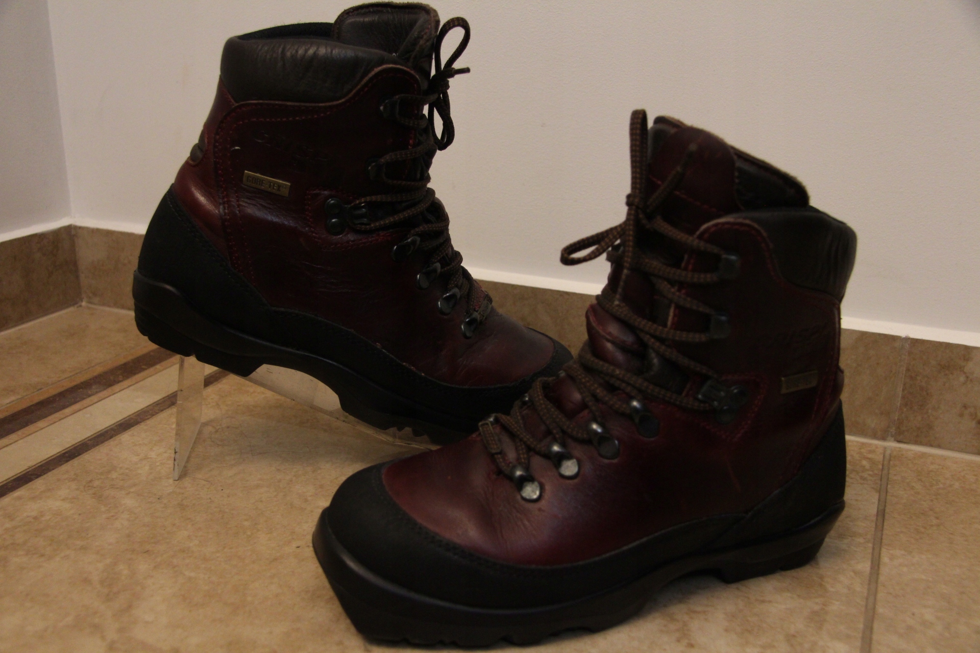 CRISPI NNN BC - ROZ.37/24CM - SKÓRA - GORE-TEX Model BIEGOWE