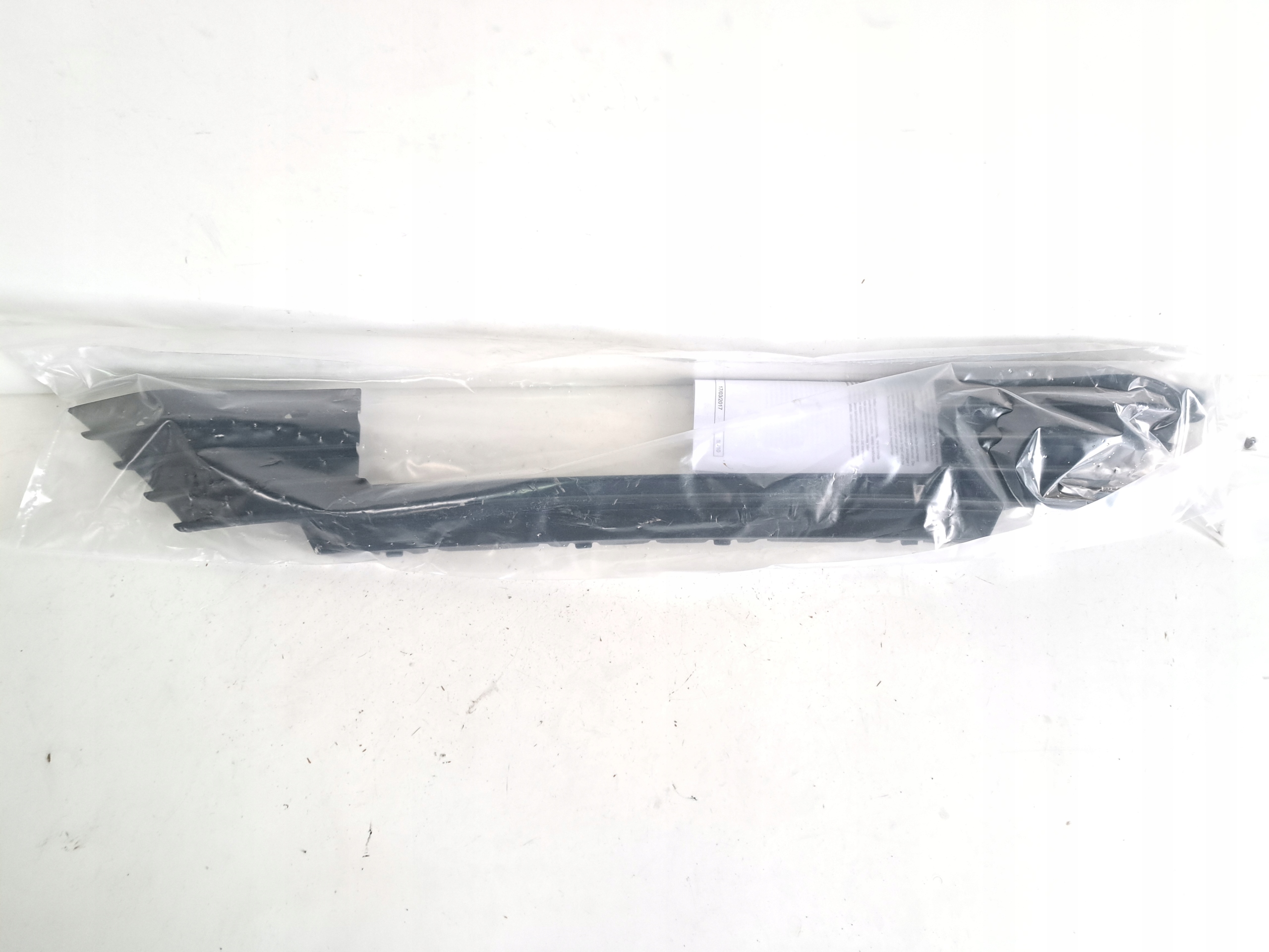 242534881R - MEGANE IV 4 СРЕДНЯЯ РЕШЕТКА БАМПЕРА ПЕРЕДНЯЯ НОВАЯ