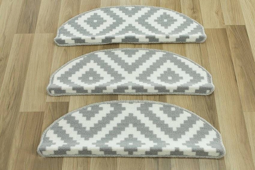 ANTYPOŚLIZGOWE NAKŁADKI DYWANIKI NA SCHODY ROMBY JASNO SZARE 67x24+3cm Materiał tkanina