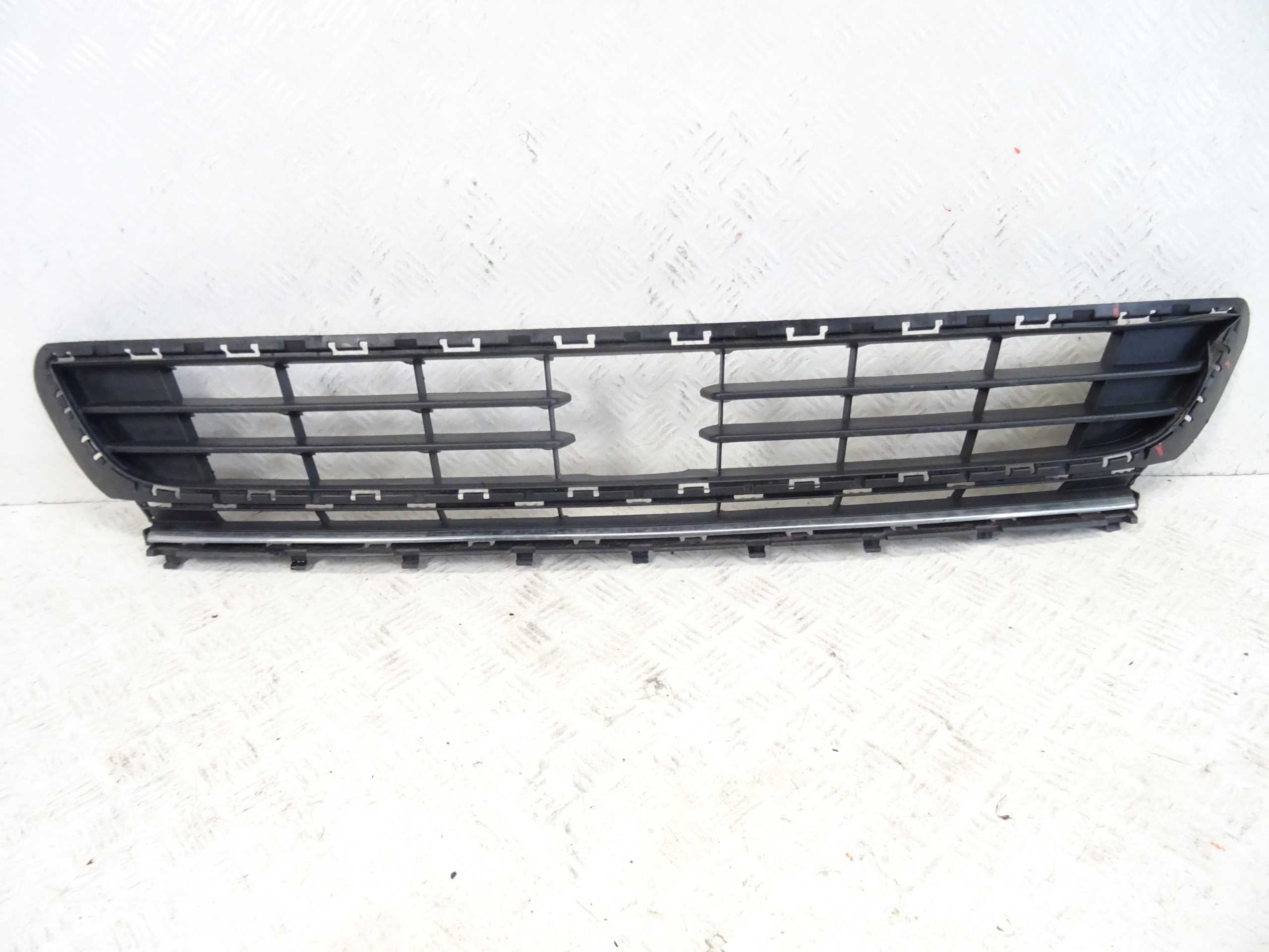 grid of a bumper front front central VW GOLF VII 5G0853677E