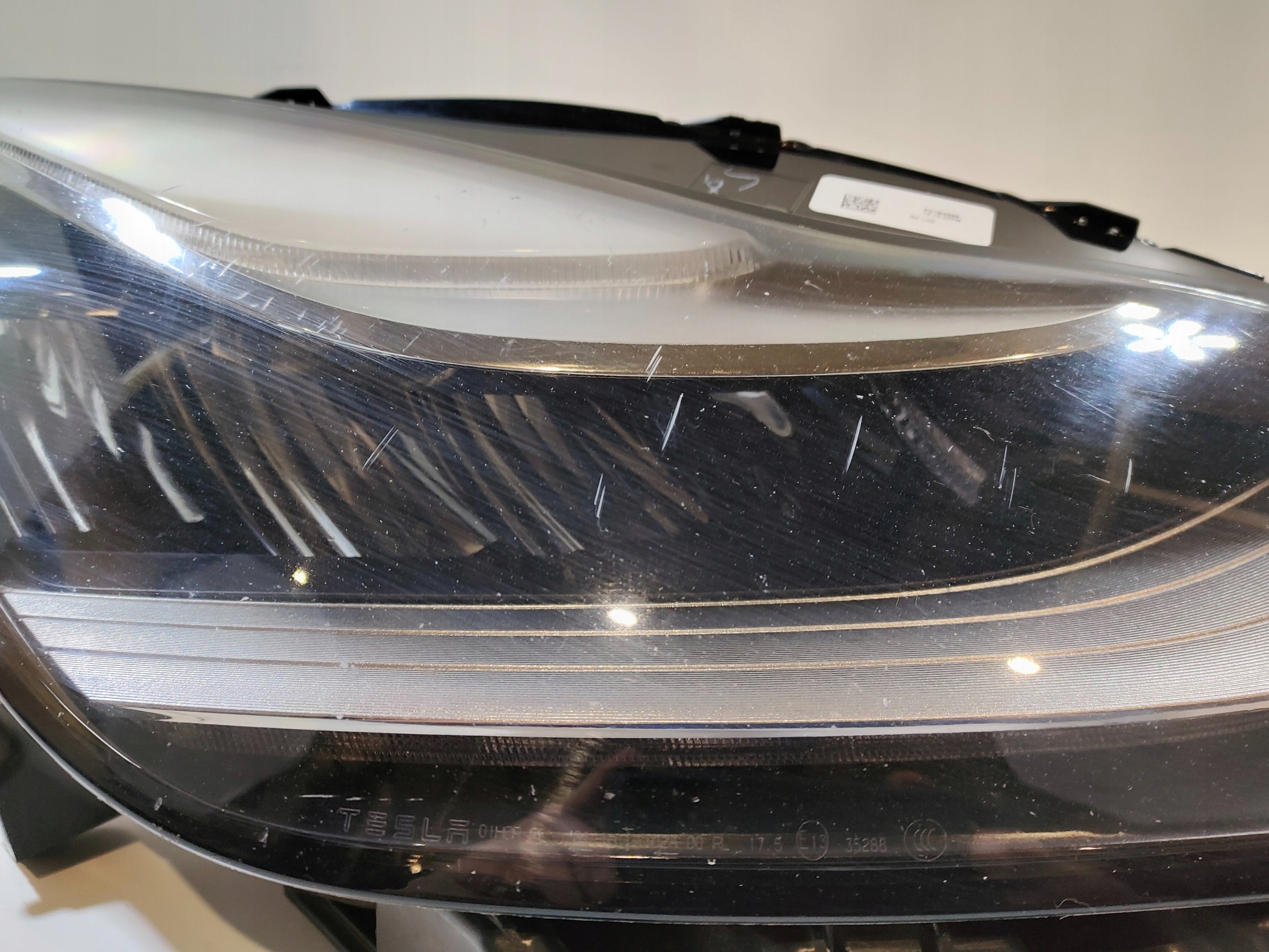 Tesla Model 3 2017- Reflektor prawy przód FULL LED 1077376-00-C Rodzaj świateł mijania LED