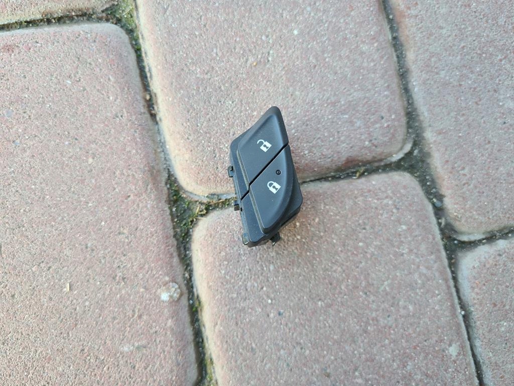button otwieranie boczka Opel Insignia B