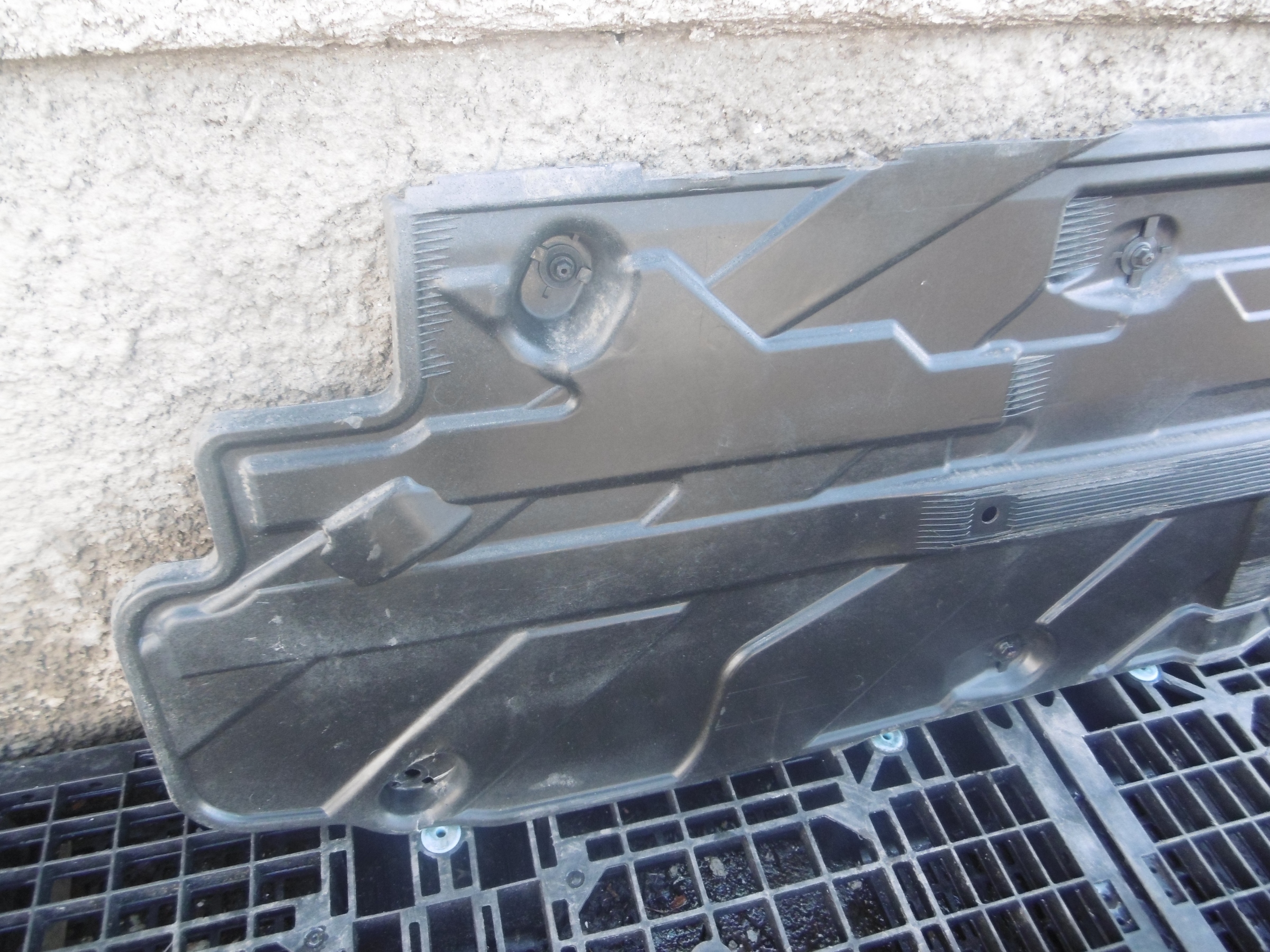 cover cover lower chassis right MERCEDES W204
