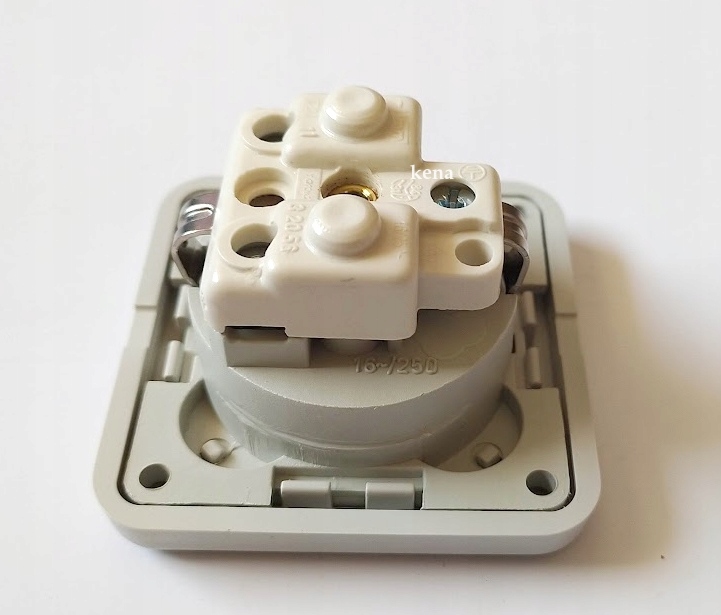 Gniazdo do wnętrza poj. kempingowych 230V jasnoszare 6x6 cm Numer katalogowy części 321/101