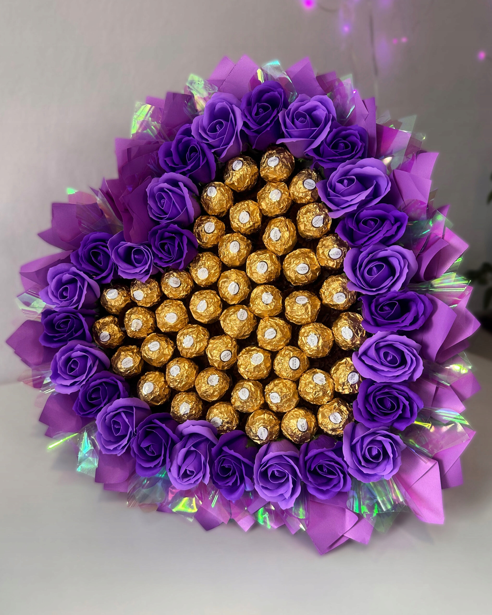 Kytice sladkostí Srdce Ferrero 35 cm fialová Narozeniny, jmeniny pro maminku
