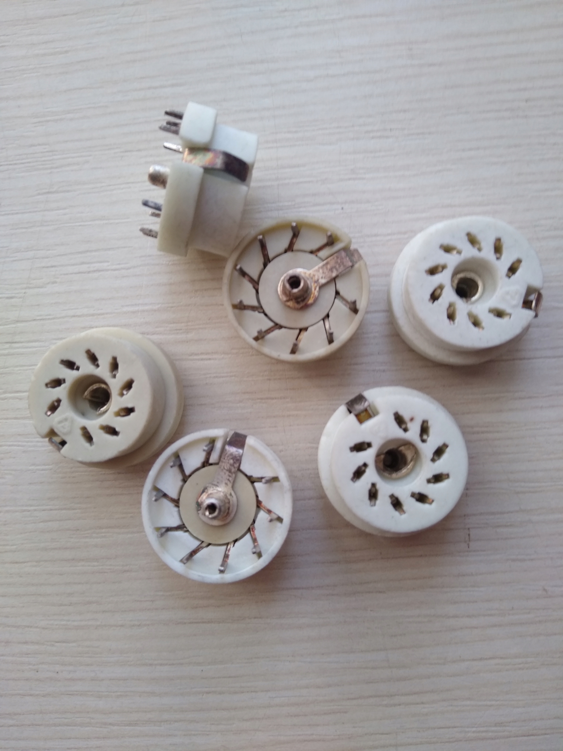 ПОДСТАВКА КЕРАМИЧЕСКАЯ 9PIN EIZZ NOVAL 12AX7 12AT7