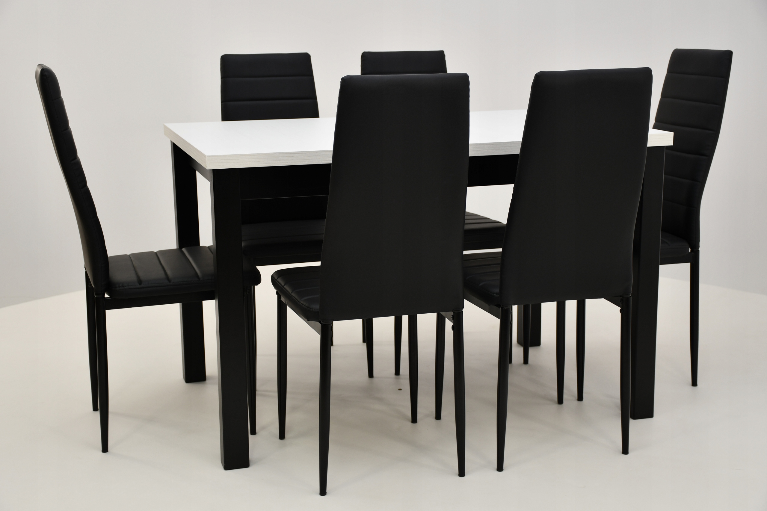 6 krzeseł z ekoskóry i rozkładany stół Marka Sandow