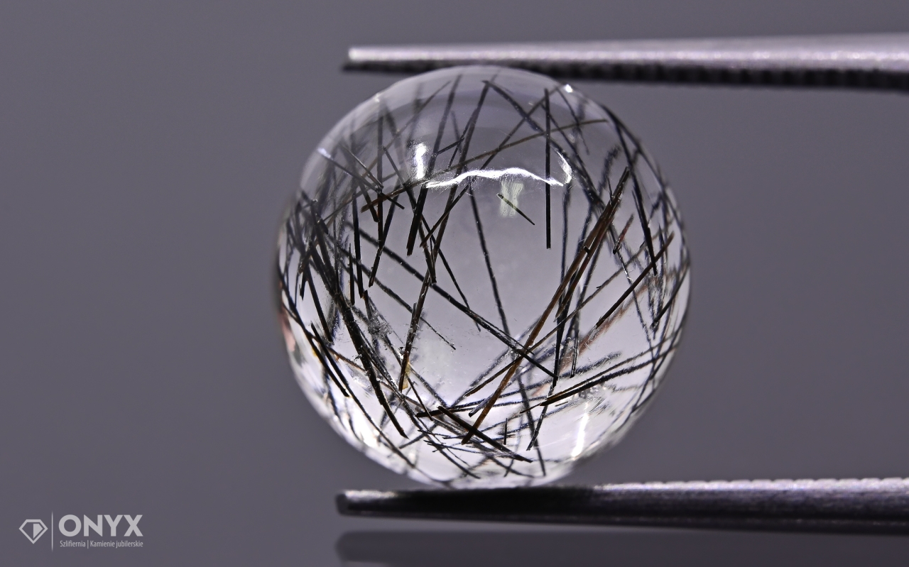 Křemen s turmalínem kabošon A kulatý fi 12 mm