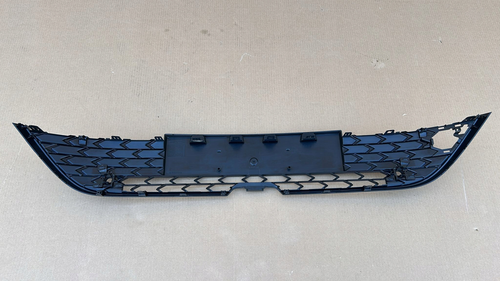 grid of a bumper central front front TOYOTA COROLLA E21 23- LIFT KOMBI