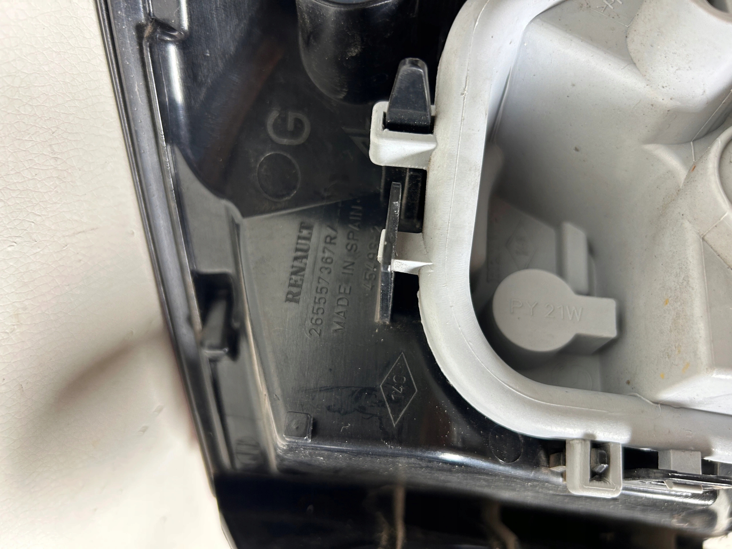 Renault Captur and light left rear part 265557367R