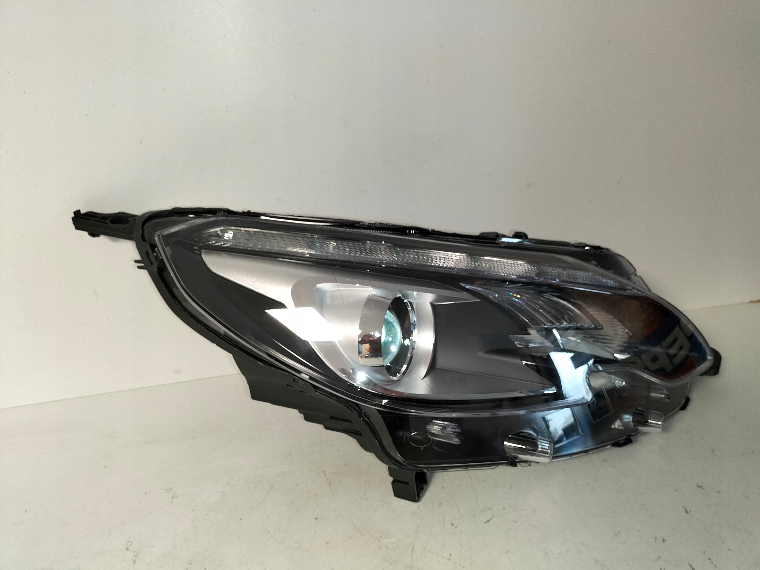 light front reflektor right PEUGEOT 2008 and LIFT 16-19
