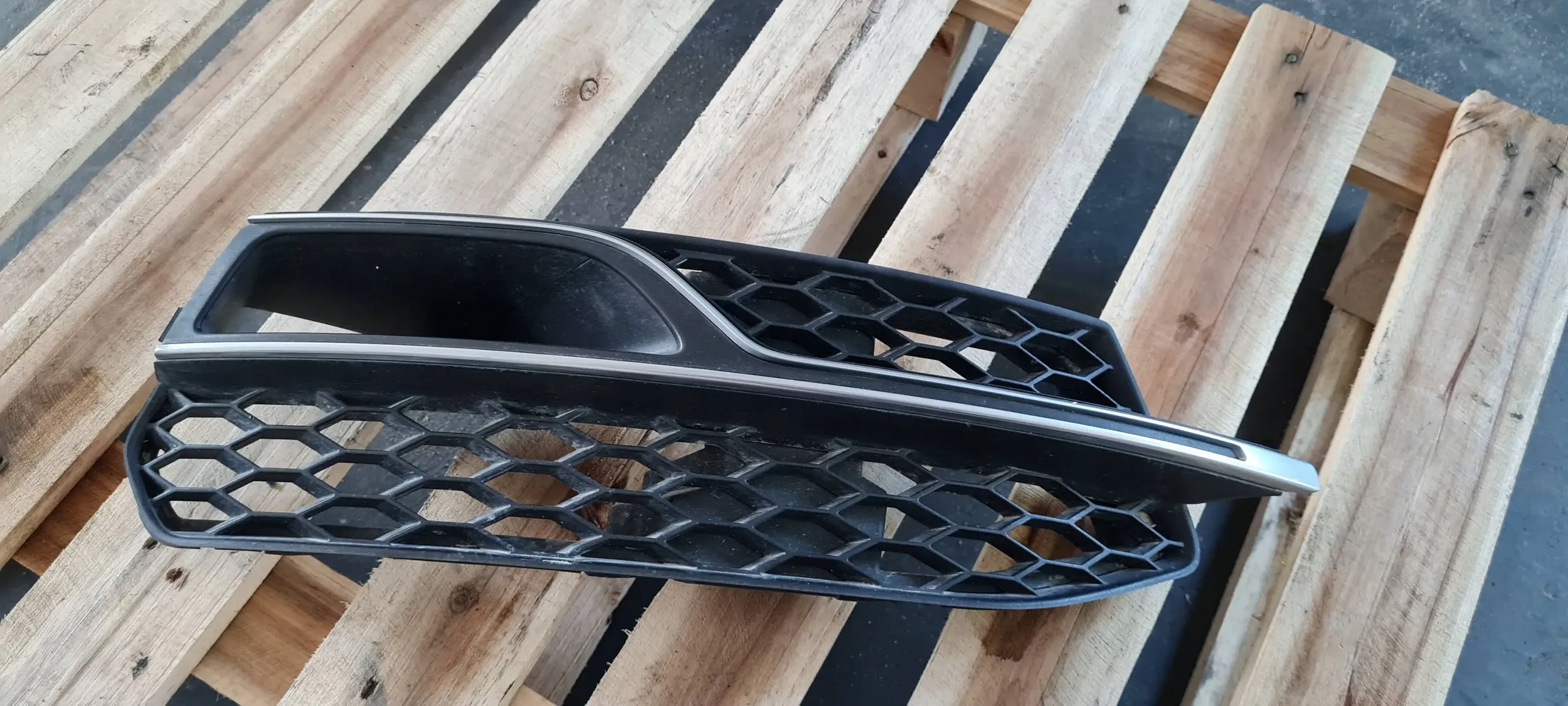 S3 8V sedan A3 grid of a bumper right right front 8V3807682L