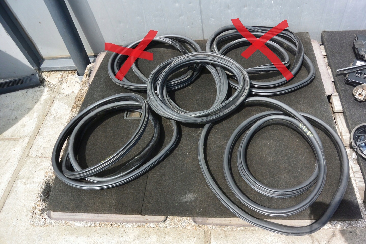 УЩІЛЬНЮВАЧ ДВЕРІ БАГАЖНИКА BMW X5 F15