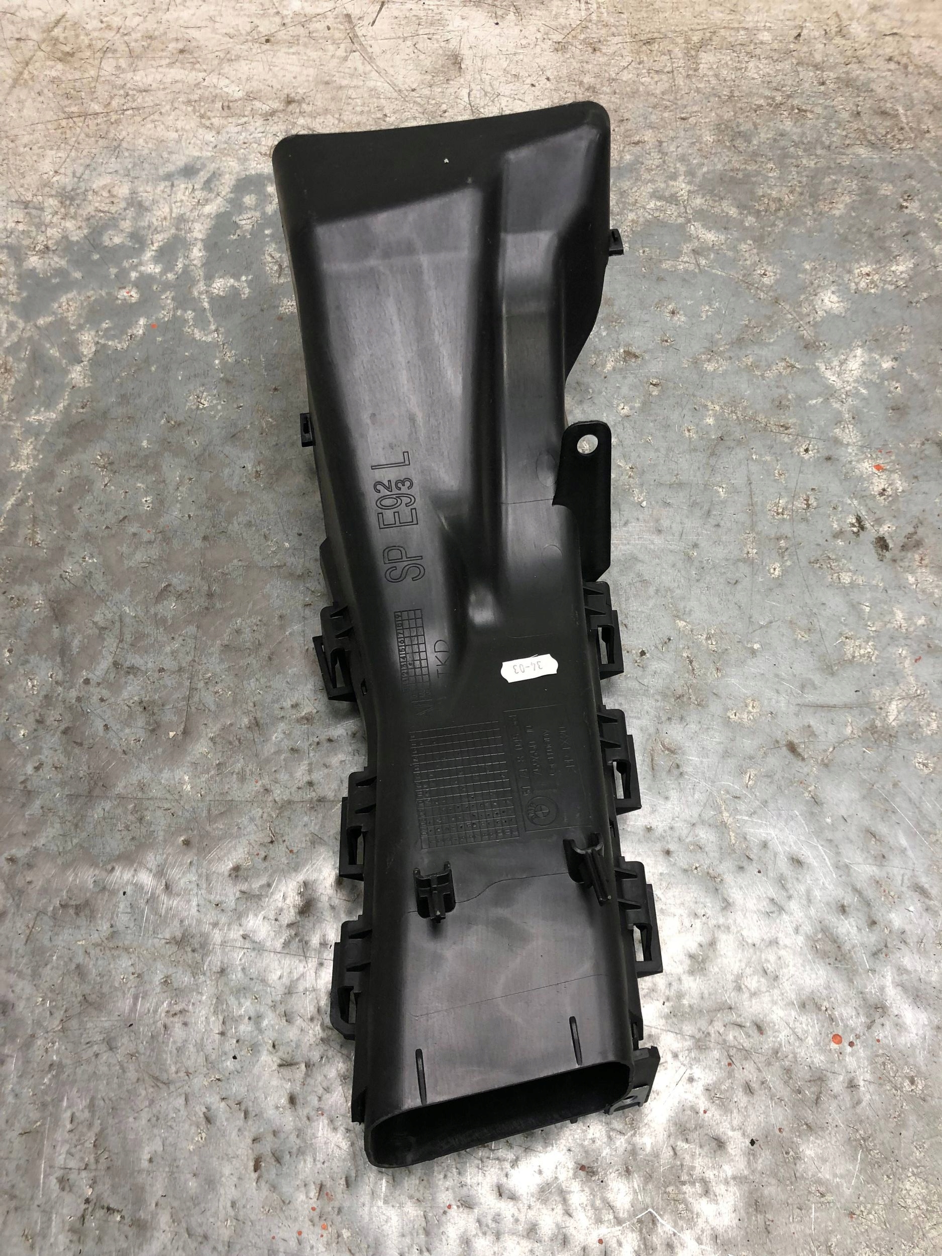 přívod VZDUCHOVÁ TROUBA BMW E92 8045361