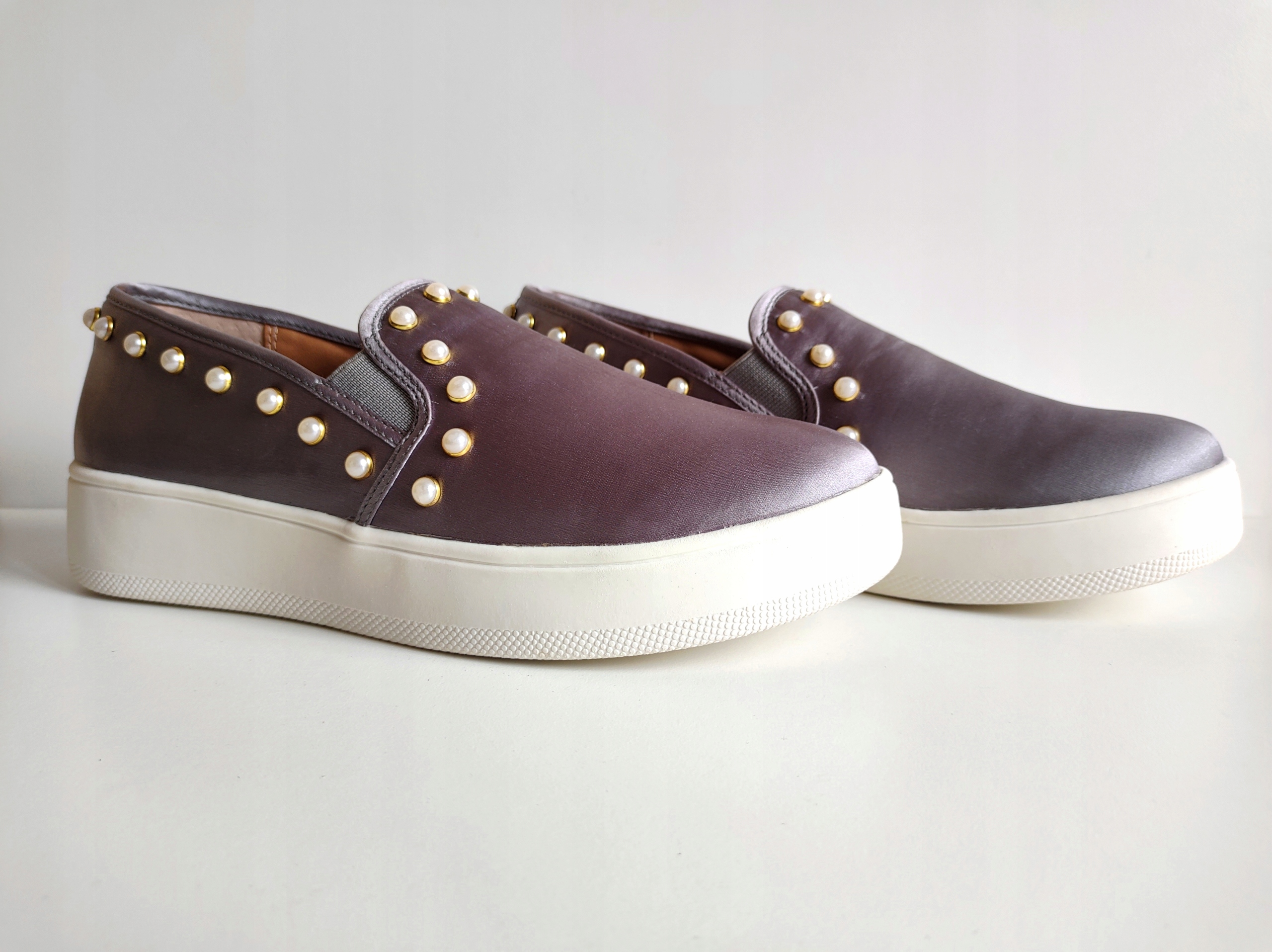 7296. STEVE MADDEN - STALOWO-SZARE Z PERŁAMI 38.