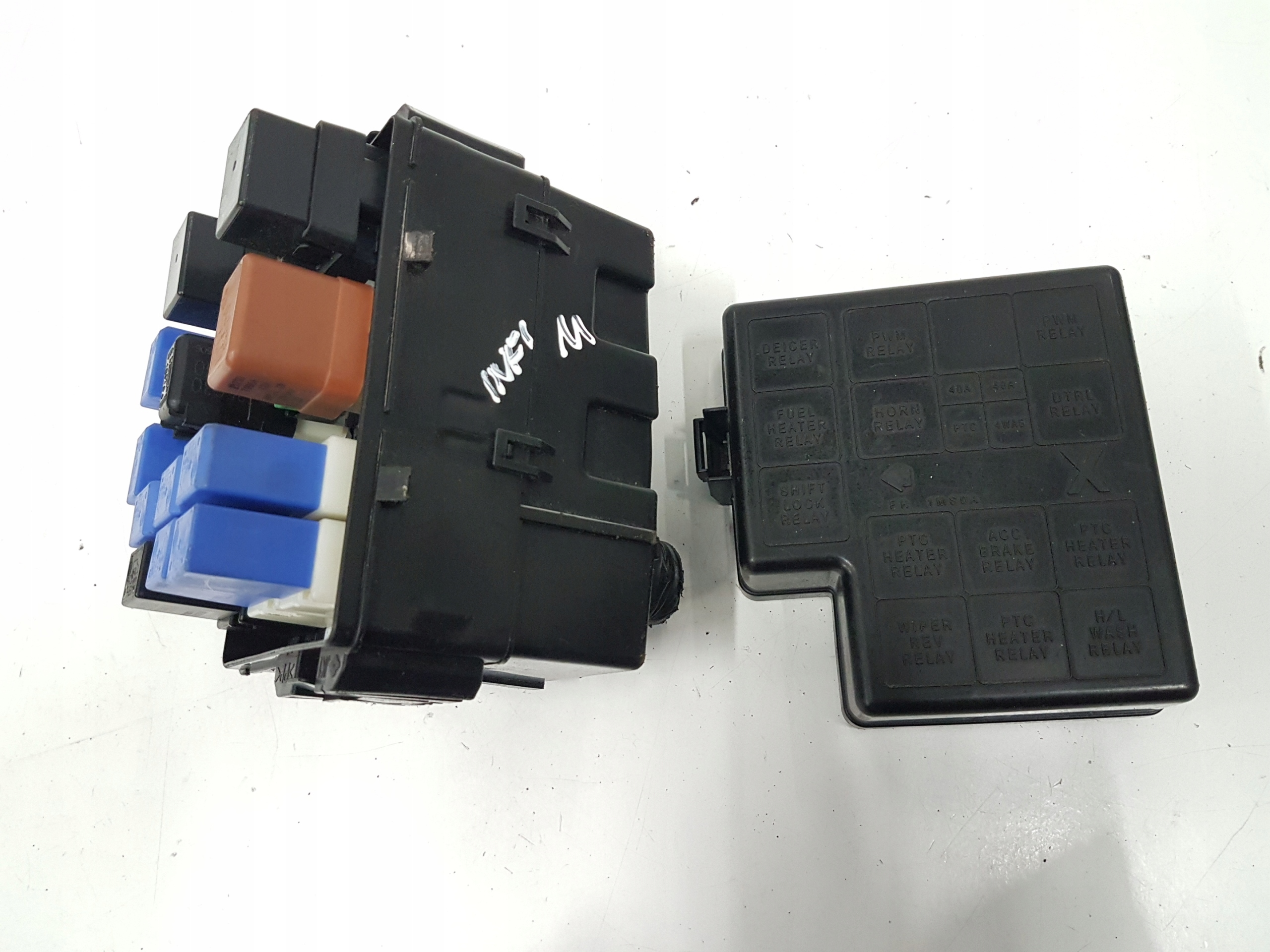 SKRZYNKA BEZPIECZNIKÓW INFINITI Q70 M M30 M35 M37