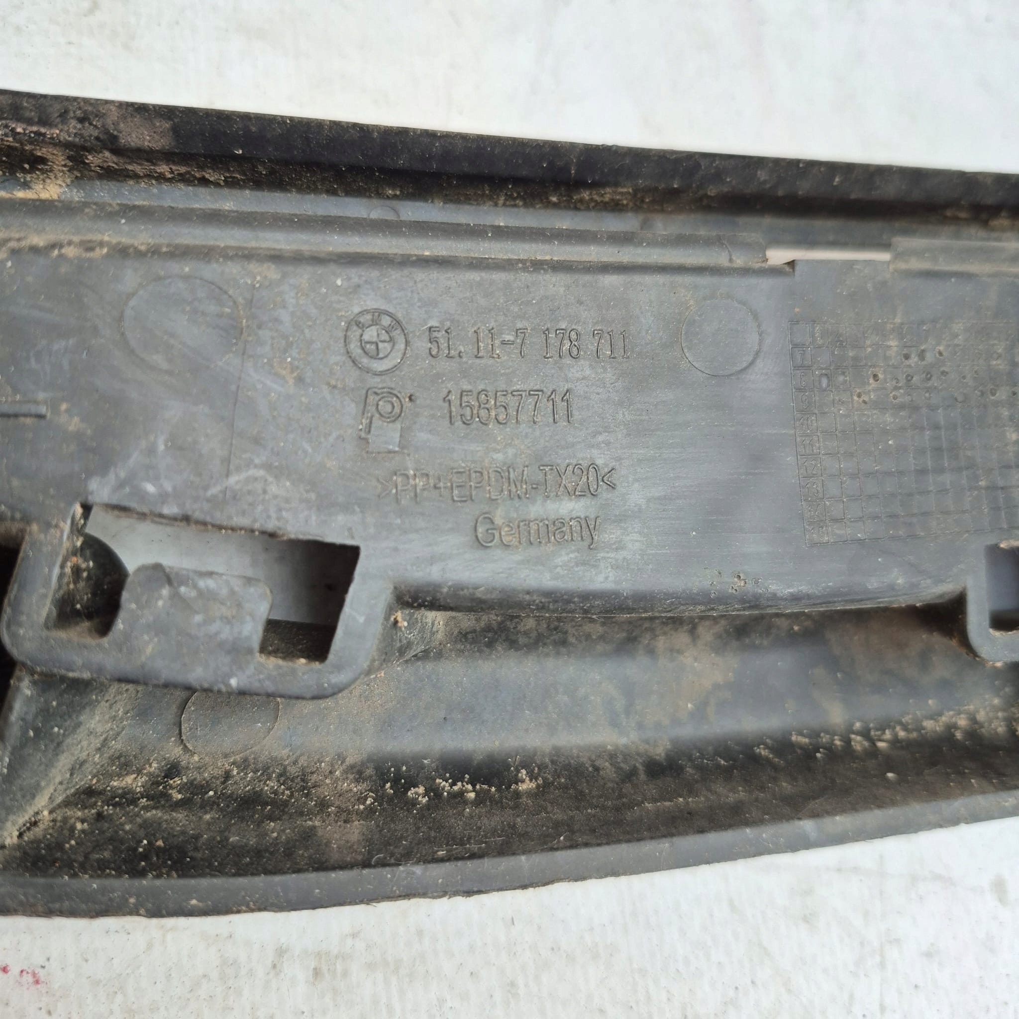 BMW E82 E88 grid left of a bumper front 7178711